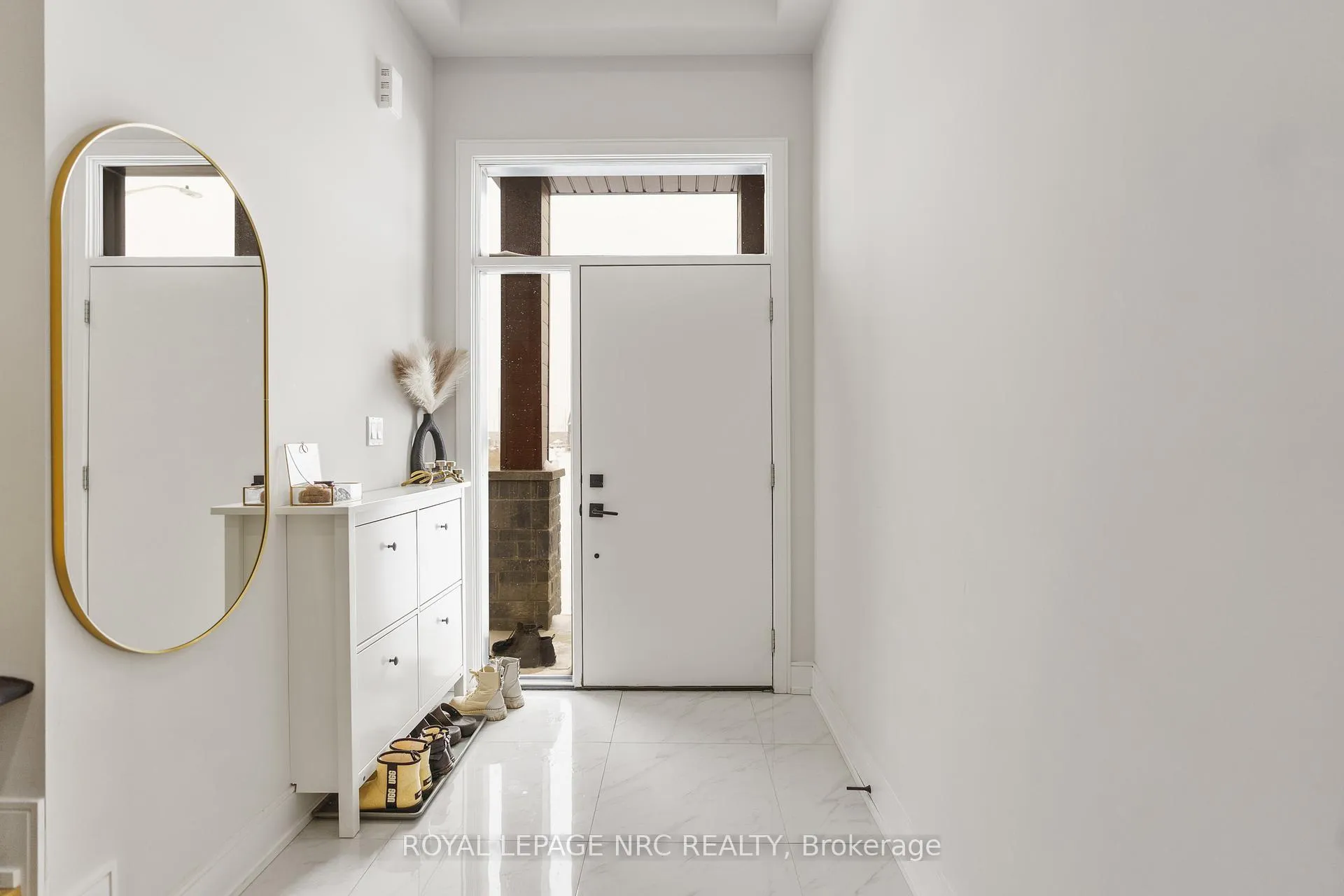 Photo 5 of 7386 Splendour Drive, Niagara Falls, Brown — HOMEH