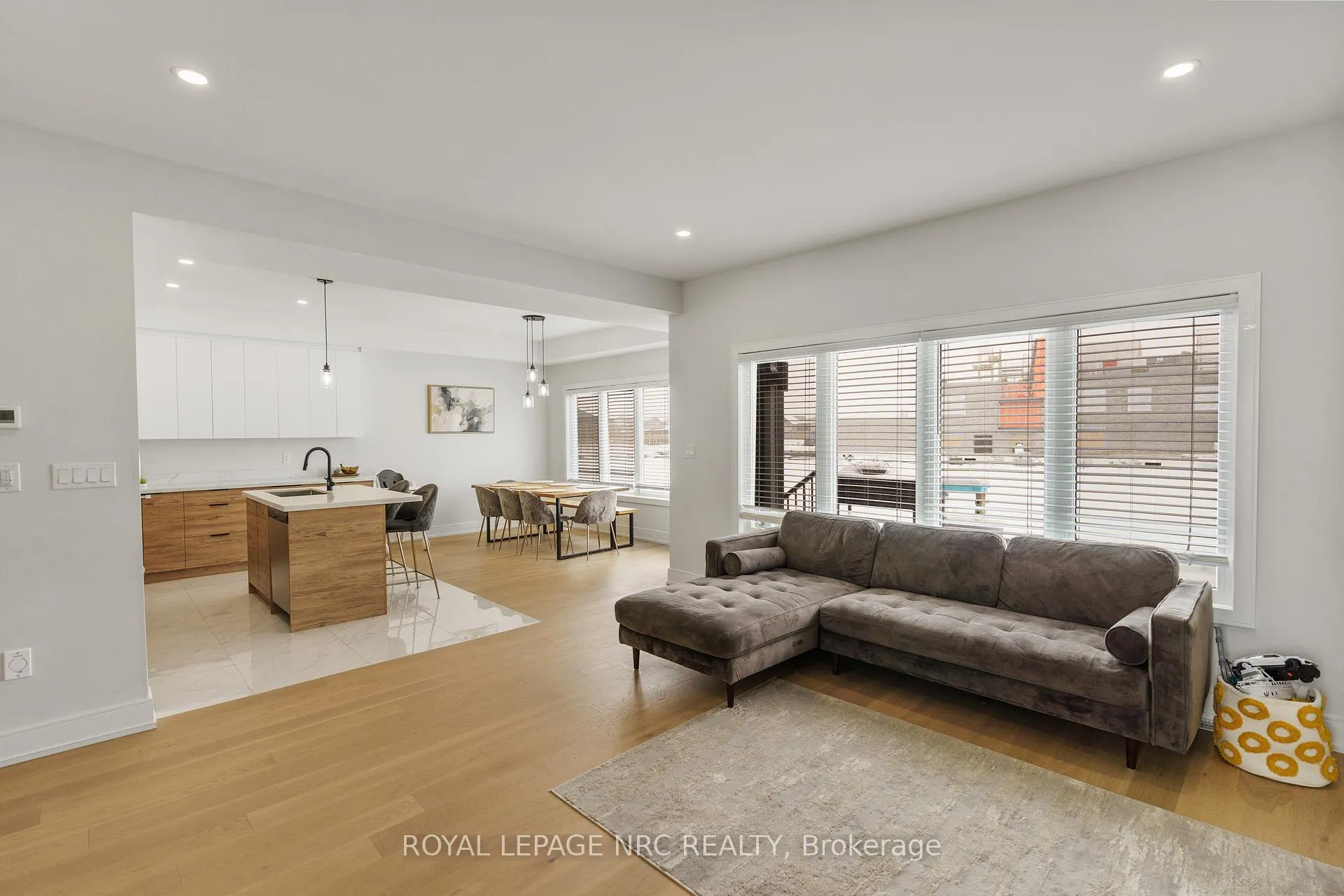 Photo 6 of 7386 Splendour Drive, Niagara Falls, Brown — HOMEH
