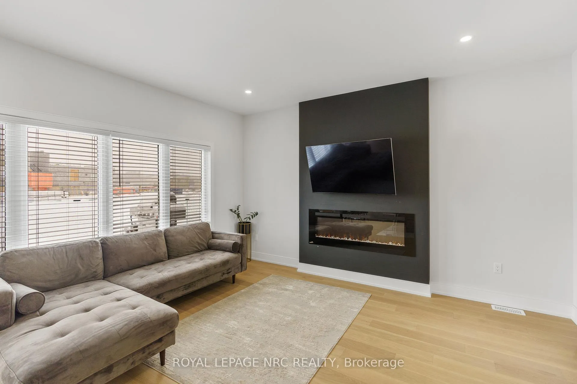 Photo 7 of 7386 Splendour Drive, Niagara Falls, Brown — HOMEH