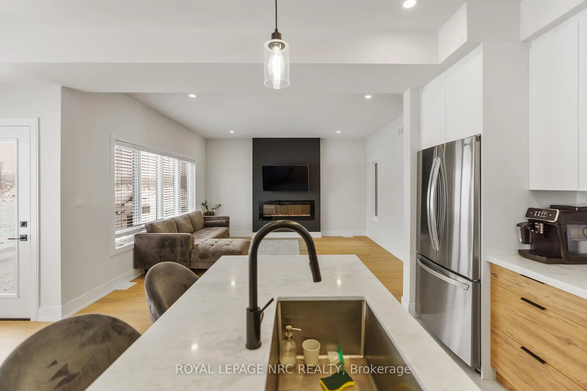 Photo 8 of 7386 Splendour Drive, Niagara Falls, Brown — HOMEH