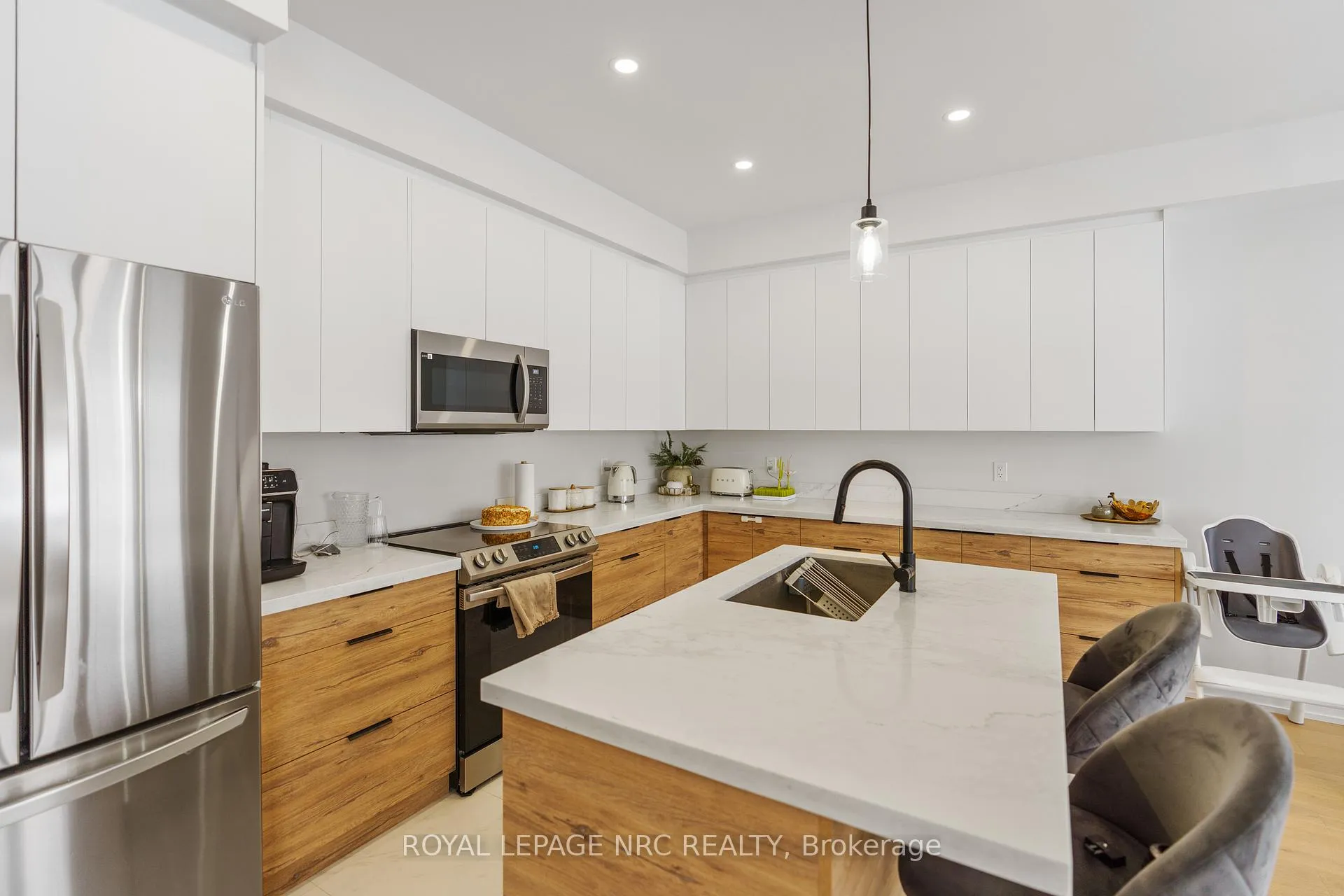 Photo 9 of 7386 Splendour Drive, Niagara Falls, Brown — HOMEH