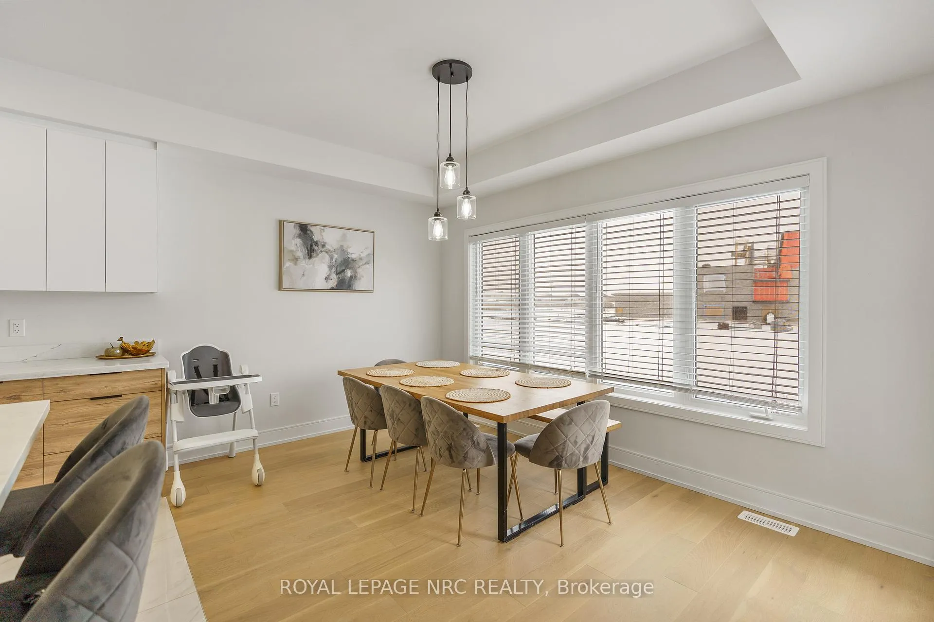 Photo 10 of 7386 Splendour Drive, Niagara Falls, Brown — HOMEH