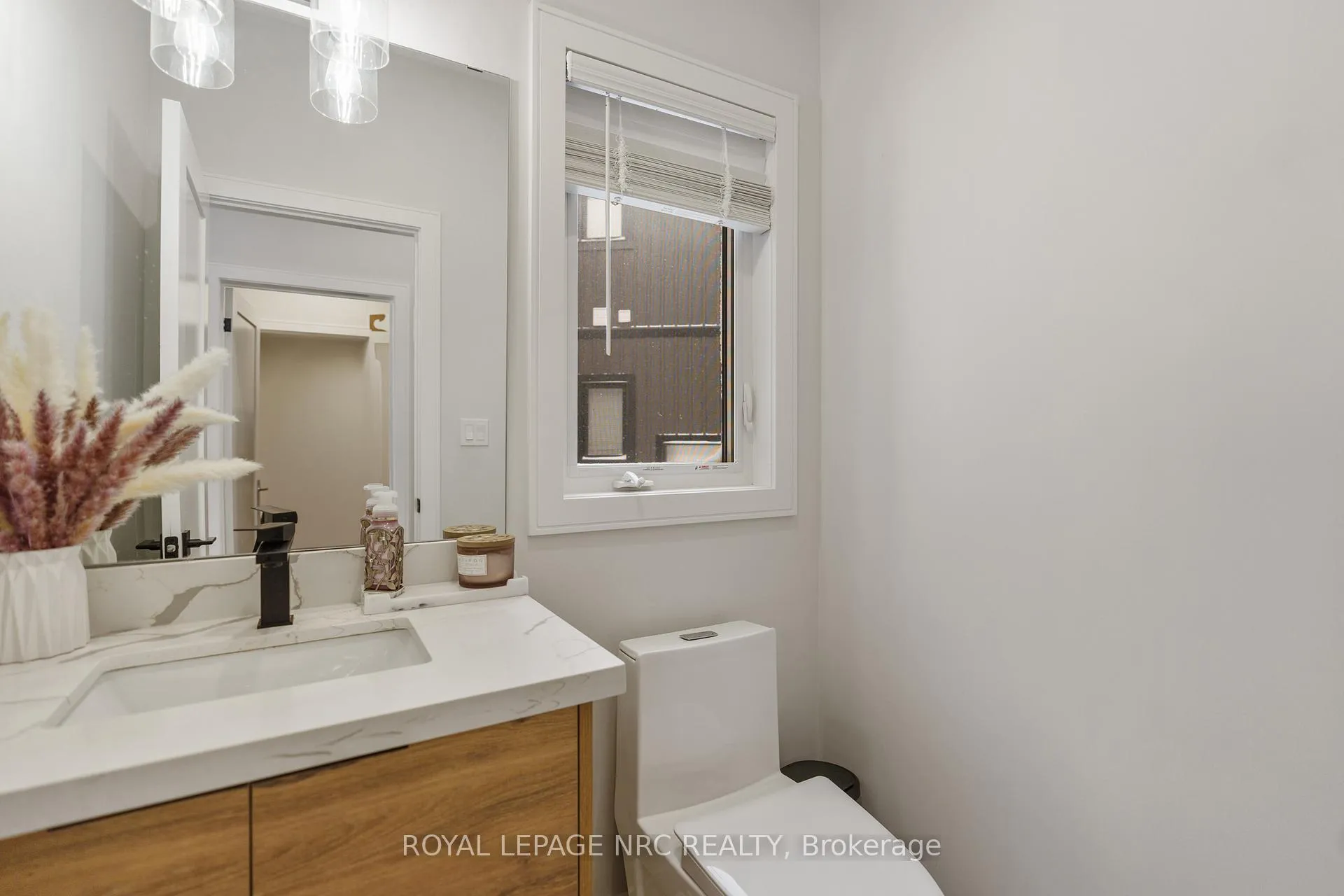 Photo 11 of 7386 Splendour Drive, Niagara Falls, Brown — HOMEH