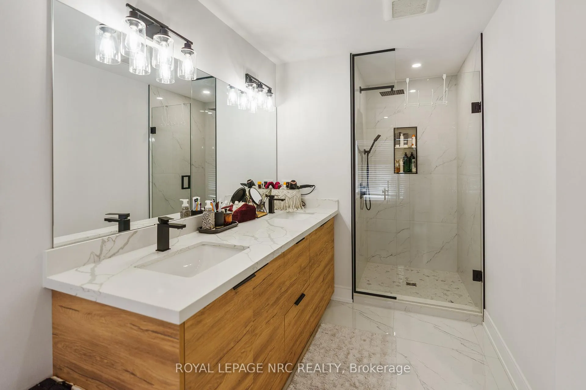 Photo 14 of 7386 Splendour Drive, Niagara Falls, Brown — HOMEH