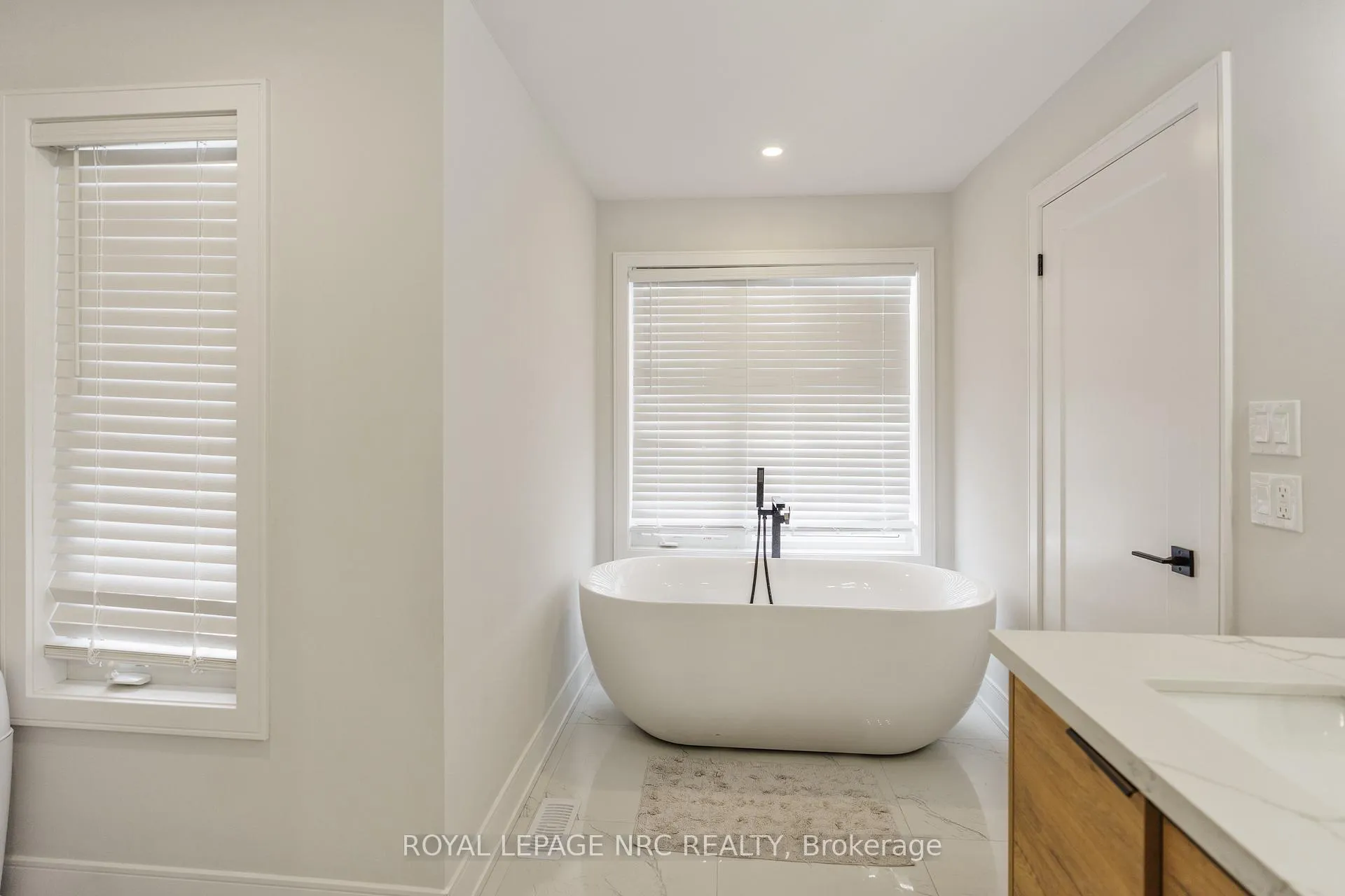 Photo 16 of 7386 Splendour Drive, Niagara Falls, Brown — HOMEH