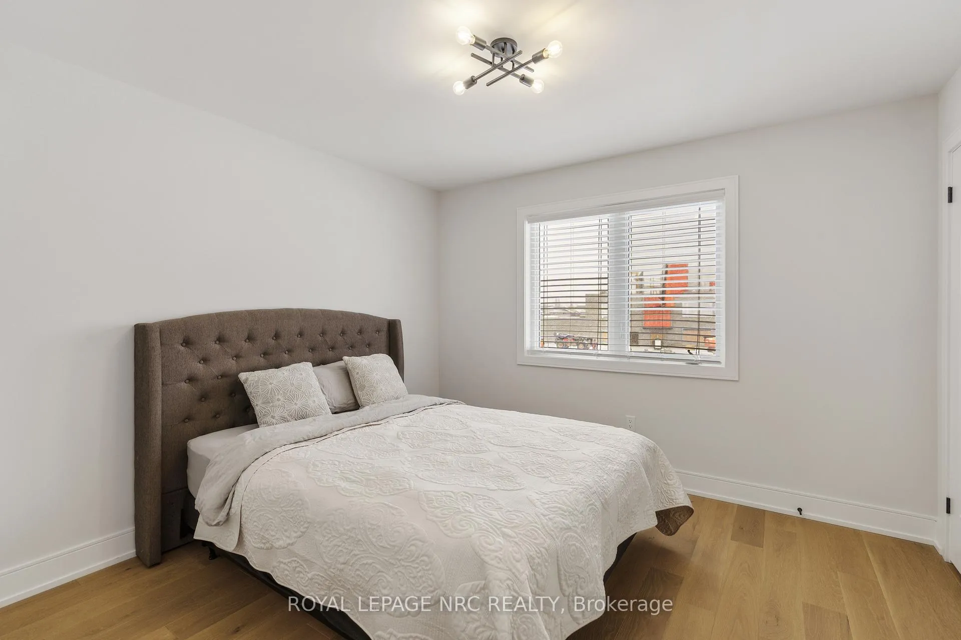 Photo 17 of 7386 Splendour Drive, Niagara Falls, Brown — HOMEH