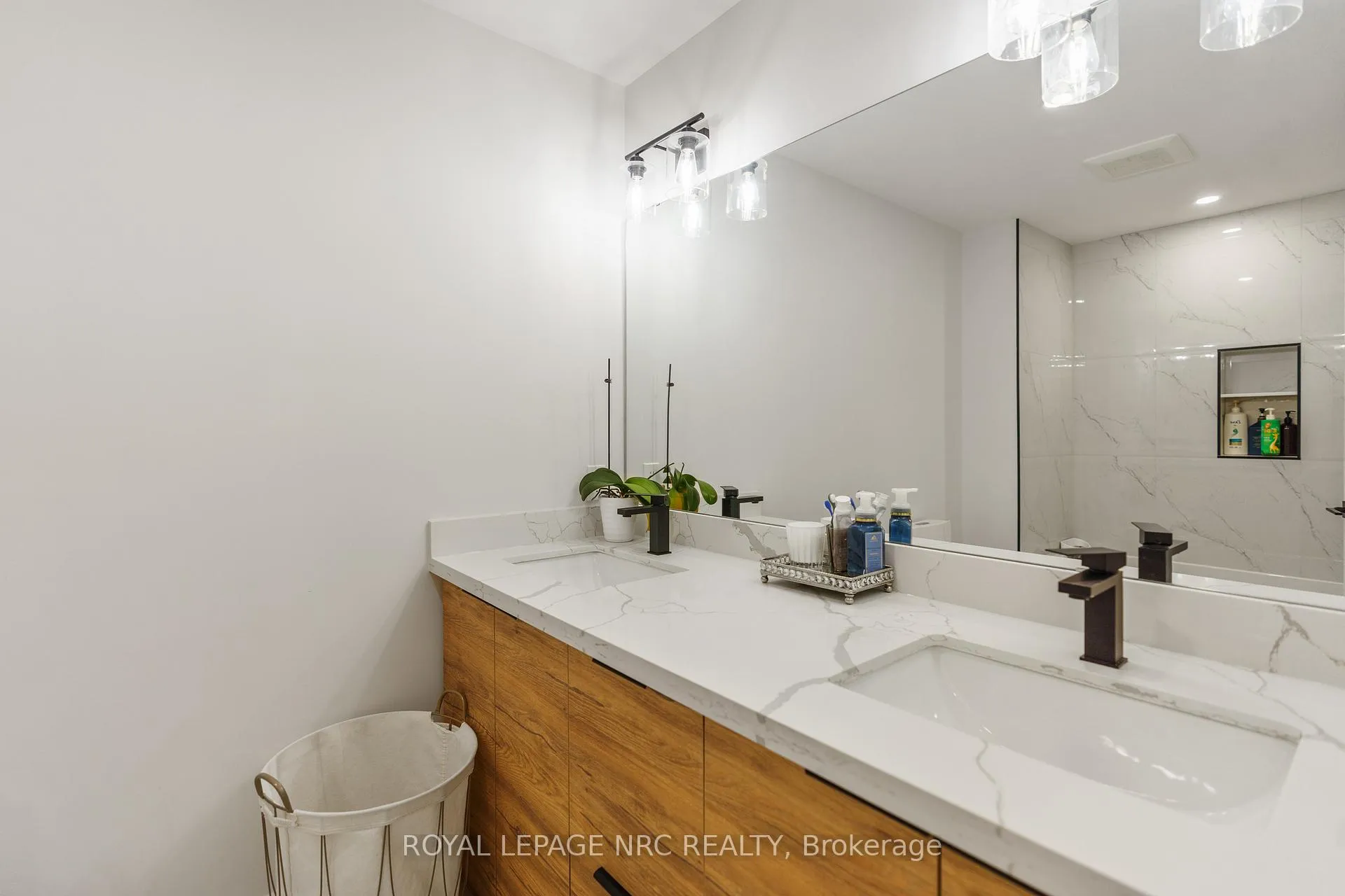Photo 21 of 7386 Splendour Drive, Niagara Falls, Brown — HOMEH
