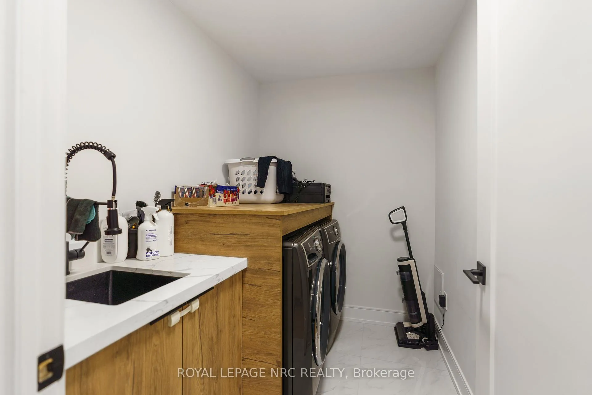 Photo 23 of 7386 Splendour Drive, Niagara Falls, Brown — HOMEH