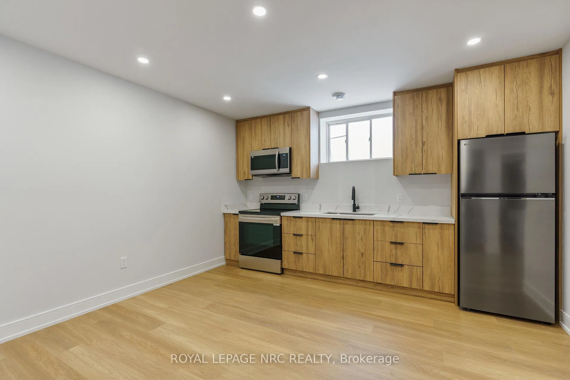 Photo 24 of 7386 Splendour Drive, Niagara Falls, Brown — HOMEH