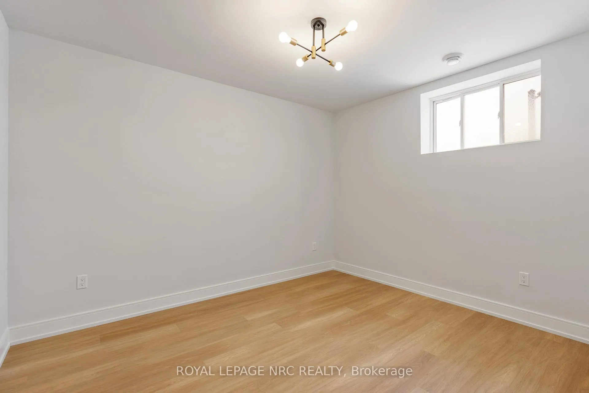 Photo 27 of 7386 Splendour Drive, Niagara Falls, Brown — HOMEH