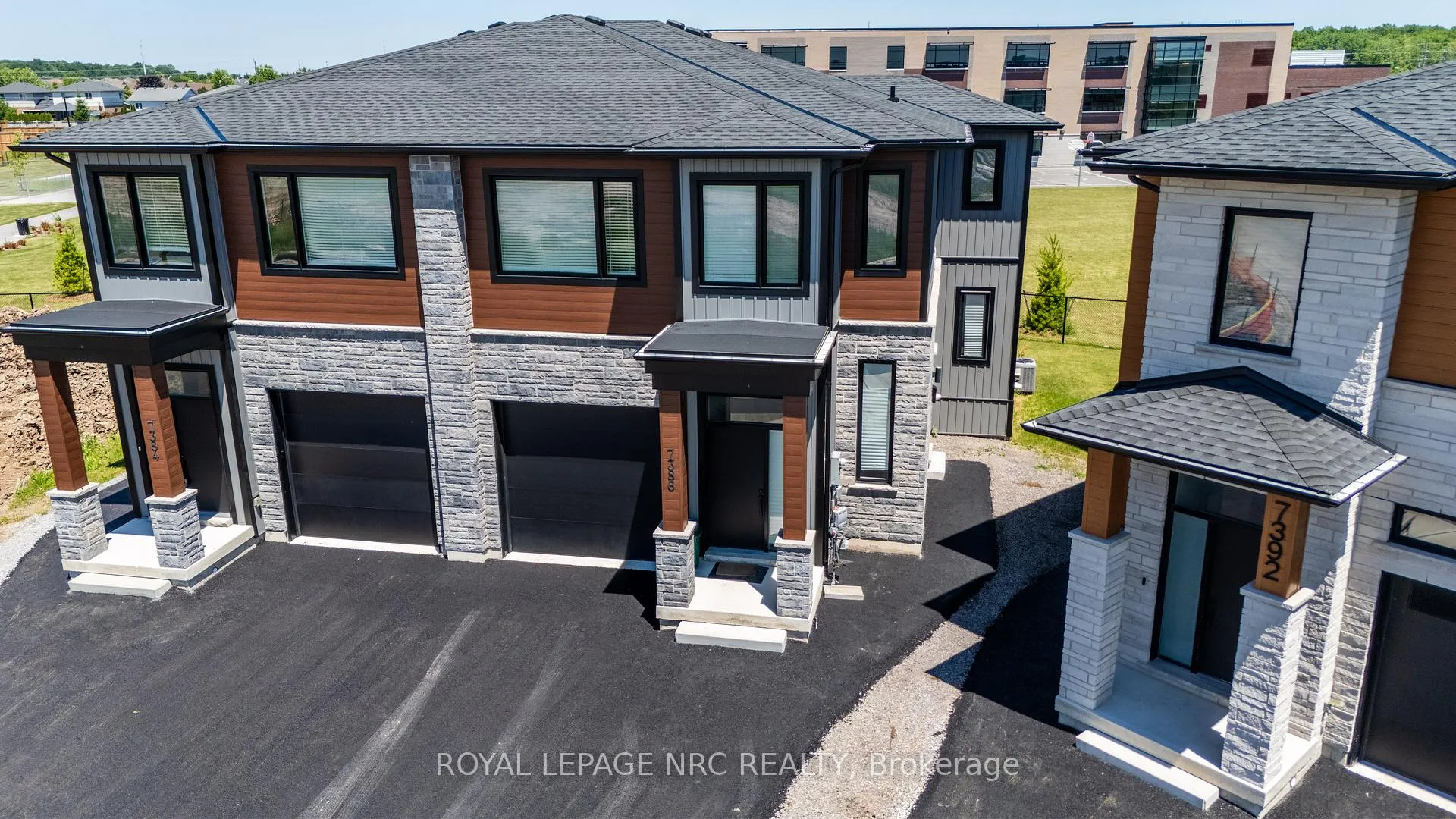 Photo 1 of 7386 Splendour Drive, Niagara Falls, Brown — HOMEH