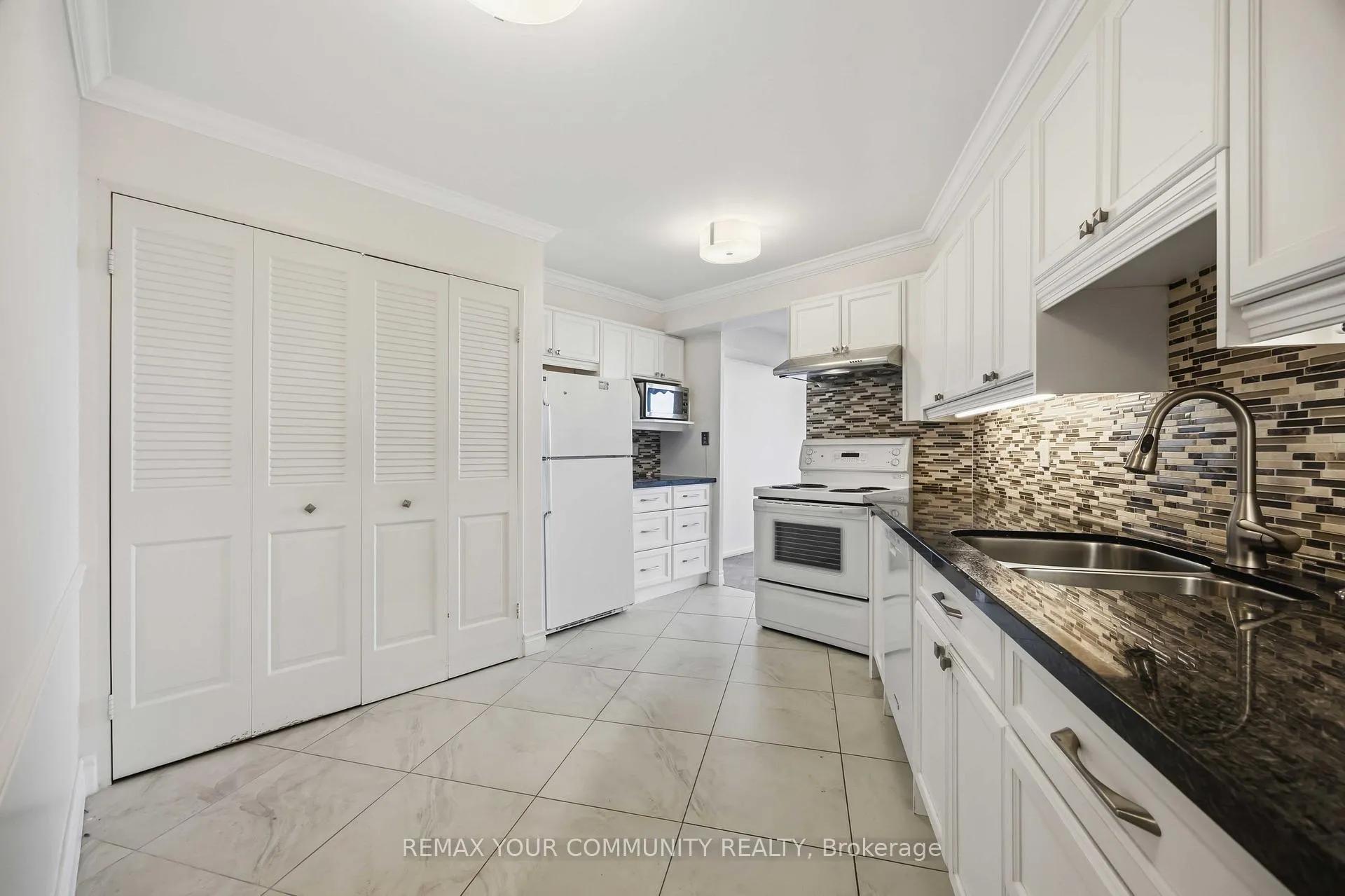 Photo 10 of Unit 801, 150 Neptune Drive, Toronto, Englemount-Lawrence — HOMEH