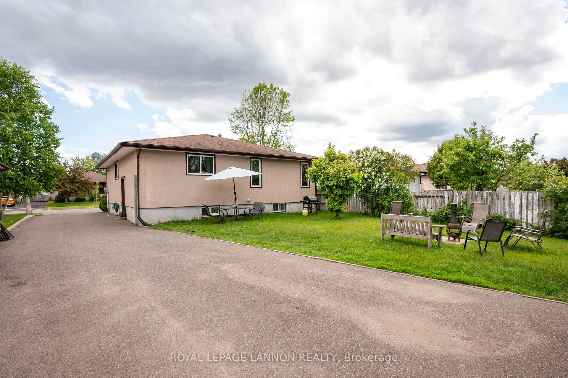 Photo 3 of 124 Welland Street, Thunder Bay, County Park — HOMEH