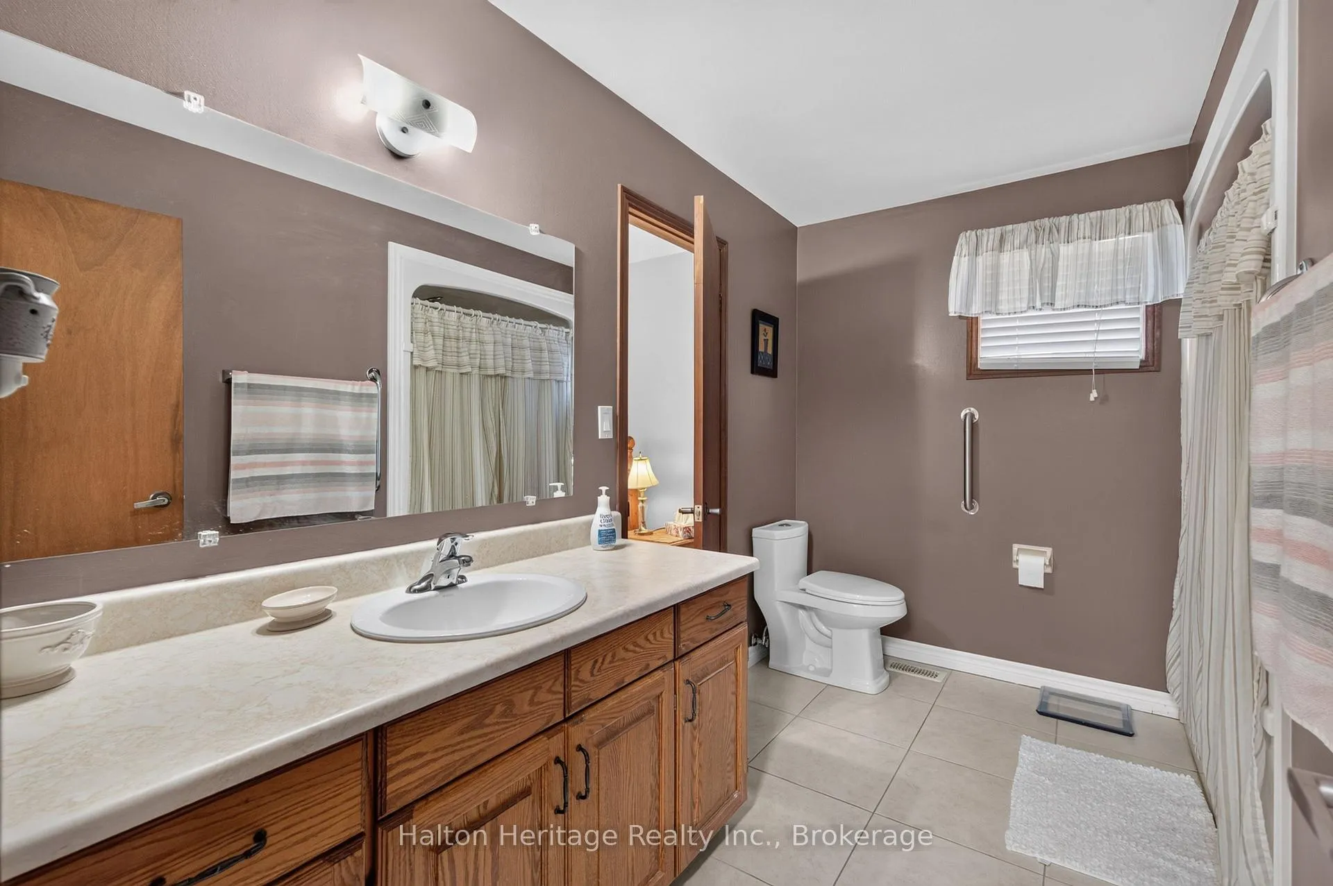 Photo 13 of 400 Eaglewood Drive, Hamilton, Eleanor — HOMEH
