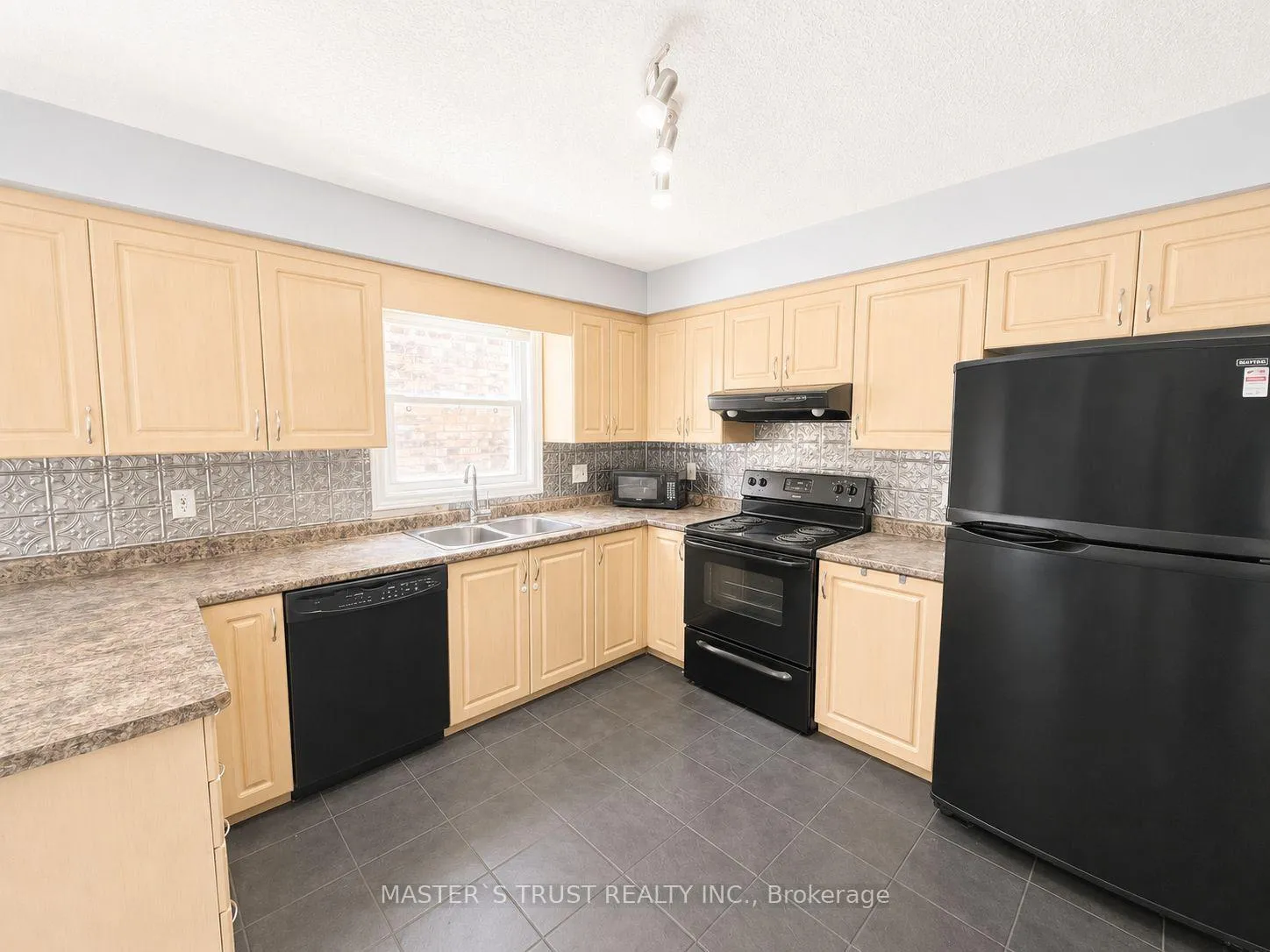 Photo 3 of 256 Bridlewreath Street, Kitchener, Larentian West — HOMEH