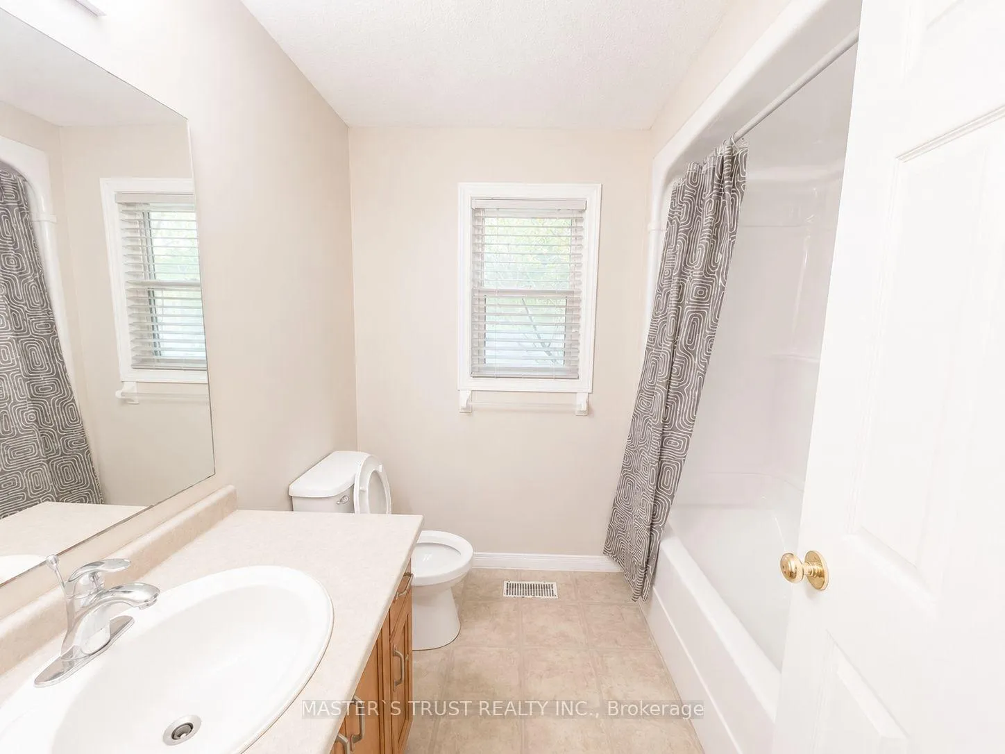 Photo 5 of 256 Bridlewreath Street, Kitchener, Larentian West — HOMEH