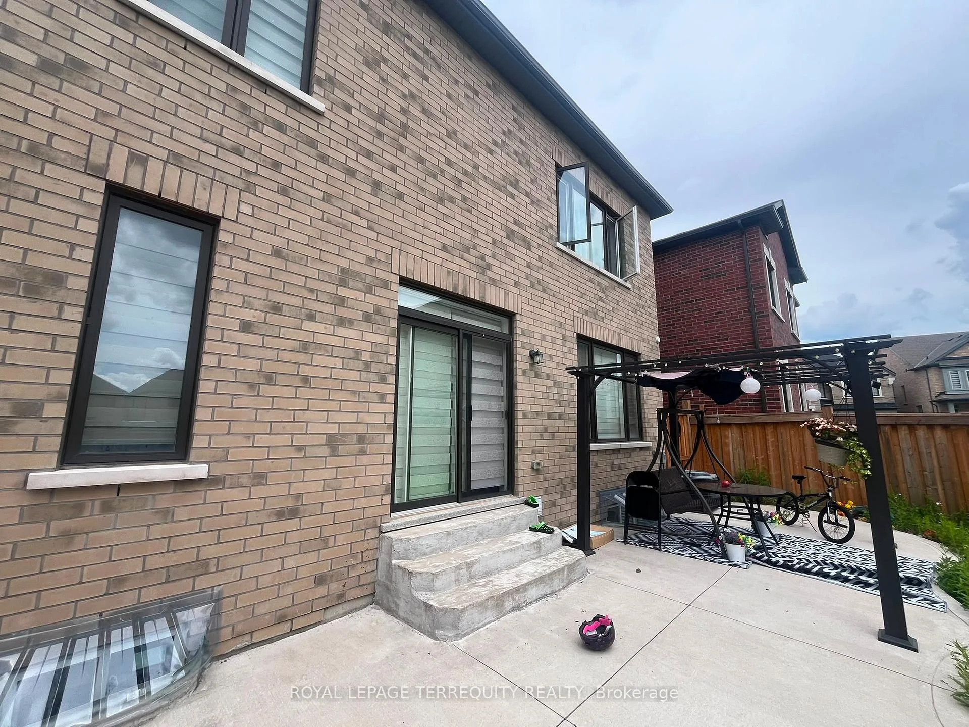 Photo 8 of 4 Bachelor Street, Brampton, Northwest Brampton — HOMEH