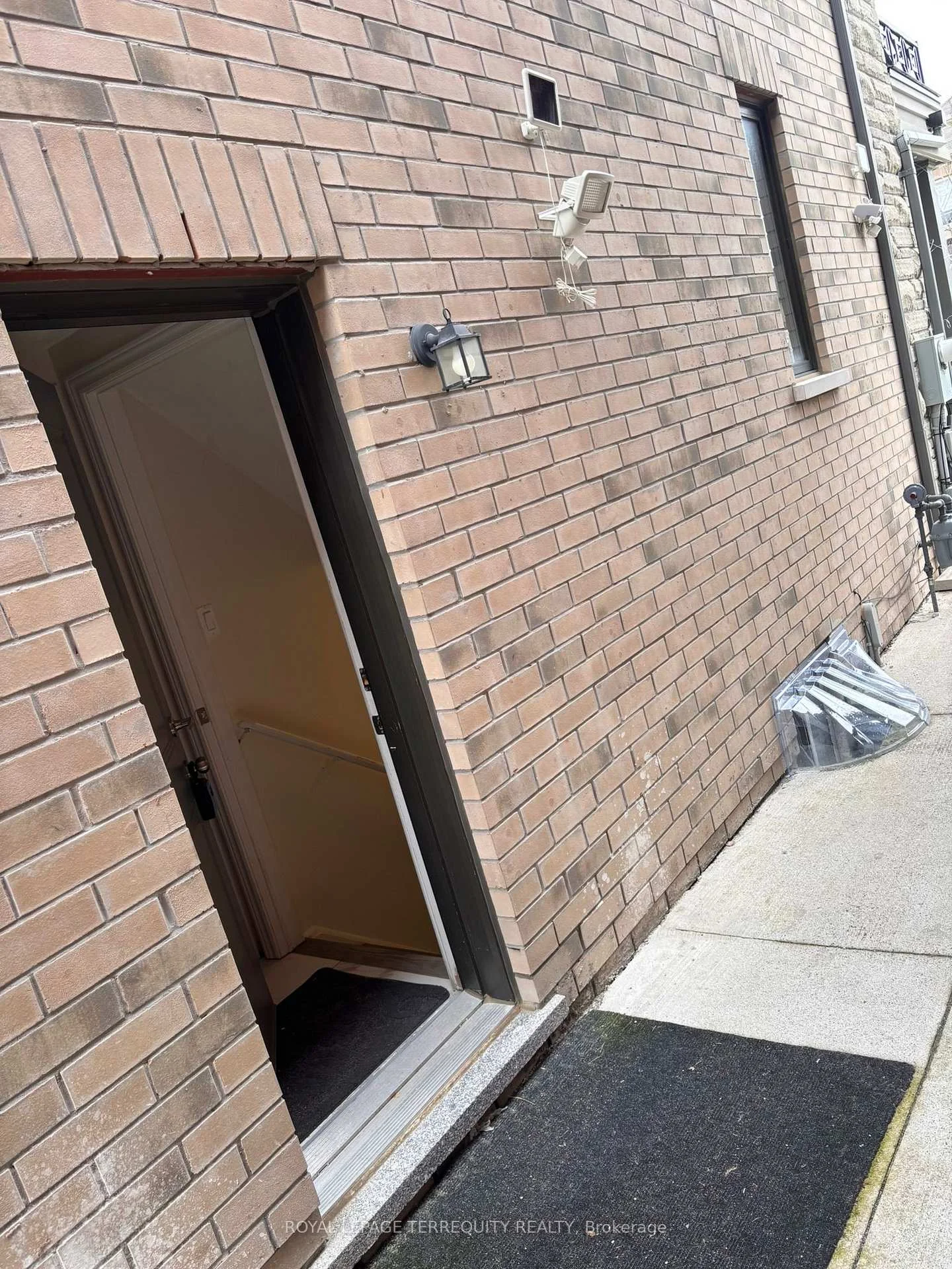 Photo 9 of 4 Bachelor Street, Brampton, Northwest Brampton — HOMEH