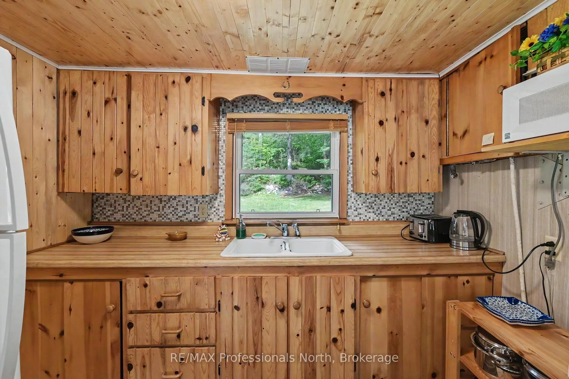 Photo 7 of 3701 Gelert Road, Minden Hills, Snowdon — HOMEH