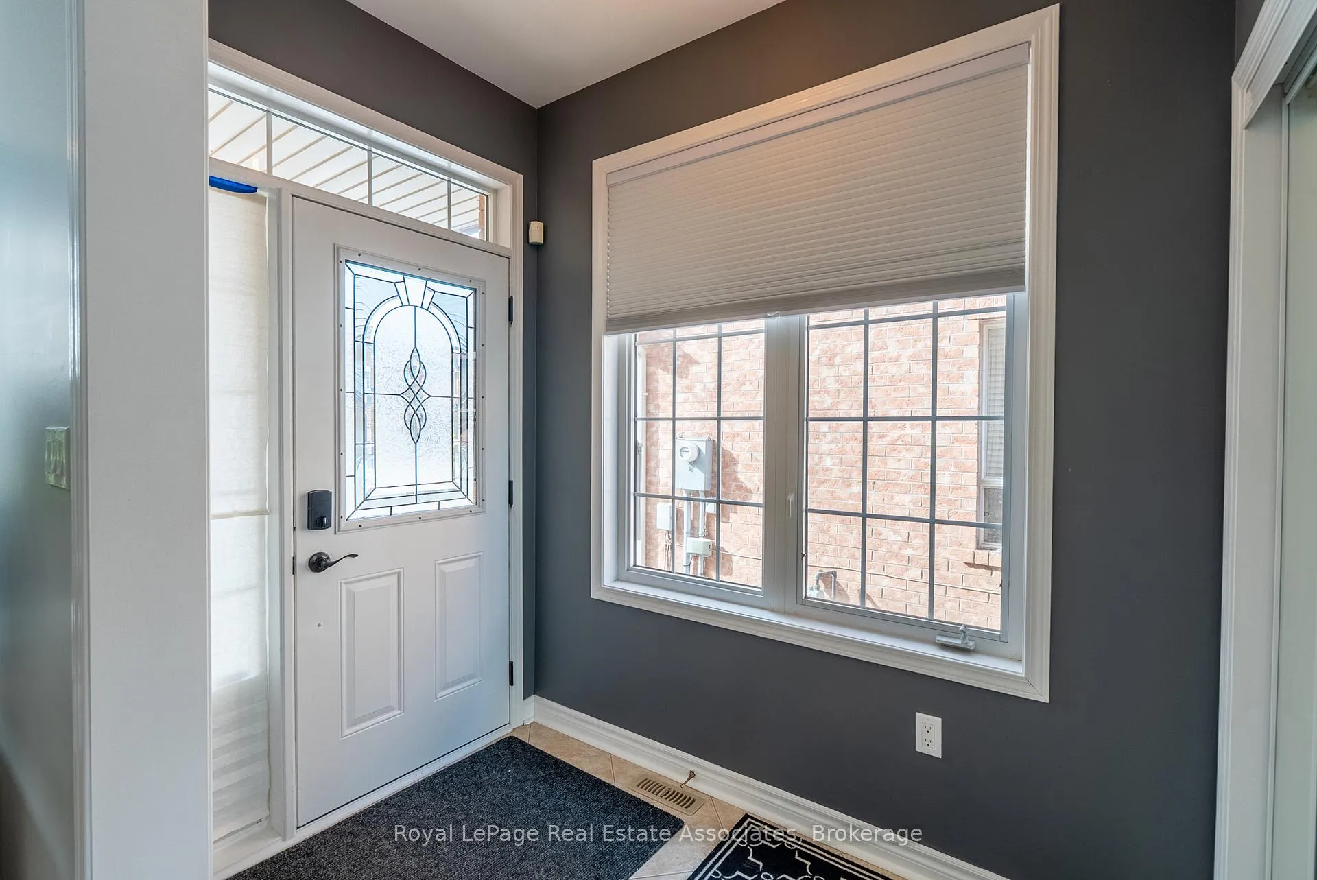 Photo 4 of 46 Dehaviland Crescent, Brampton, Credit Valley — HOMEH