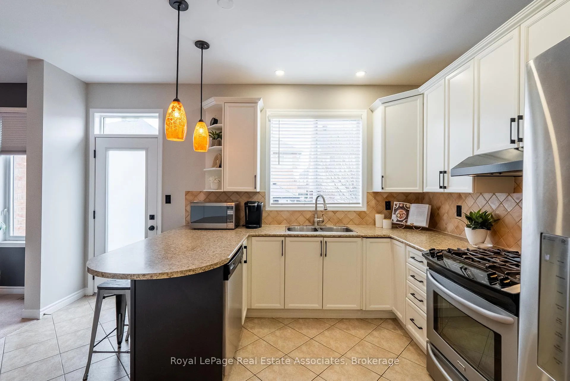 Photo 16 of 46 Dehaviland Crescent, Brampton, Credit Valley — HOMEH
