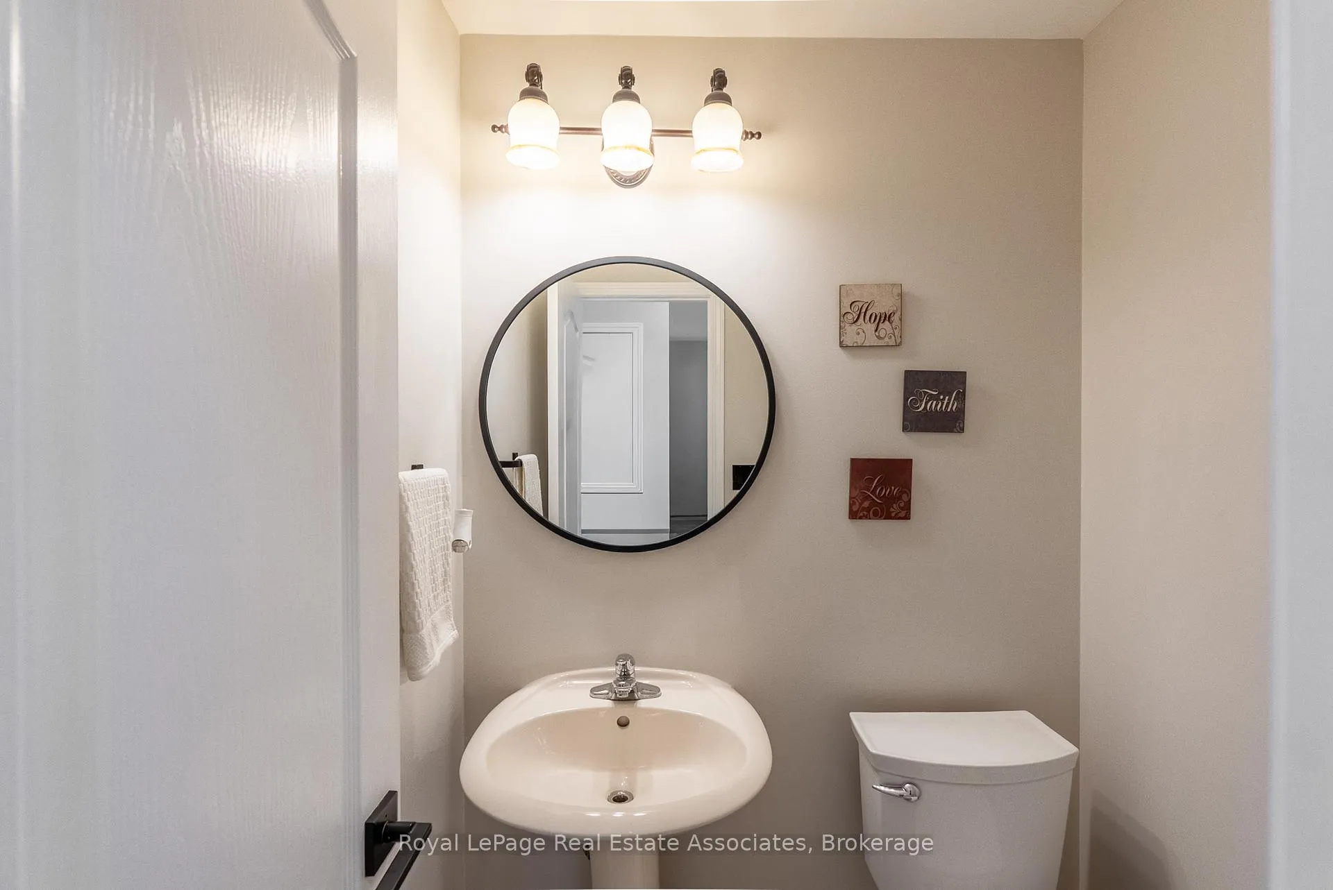 Photo 18 of 46 Dehaviland Crescent, Brampton, Credit Valley — HOMEH