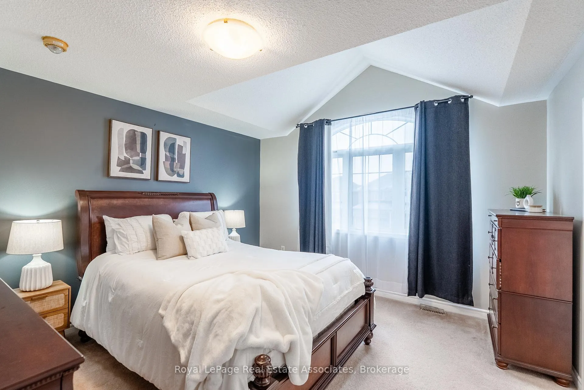 Photo 20 of 46 Dehaviland Crescent, Brampton, Credit Valley — HOMEH
