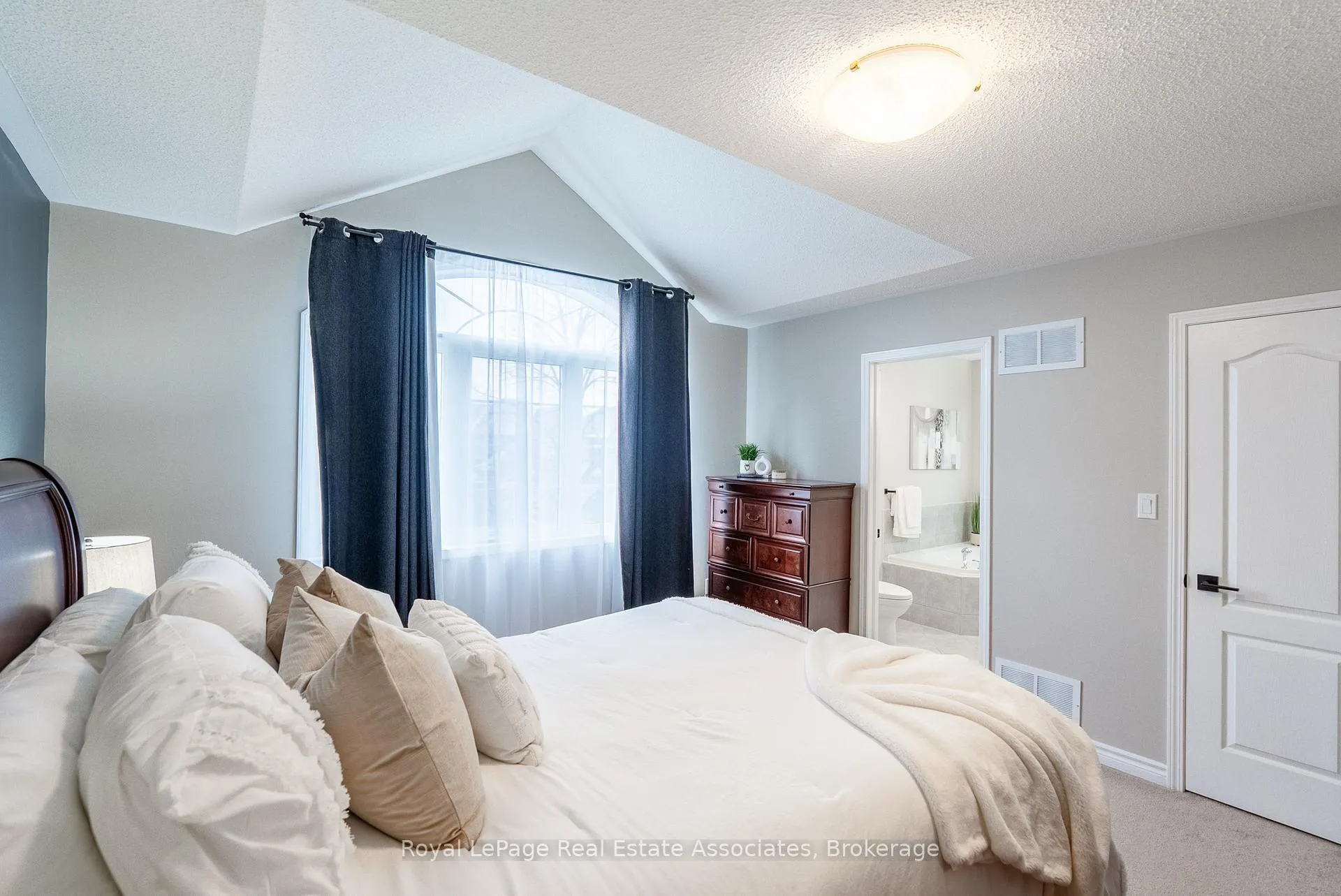 Photo 21 of 46 Dehaviland Crescent, Brampton, Credit Valley — HOMEH