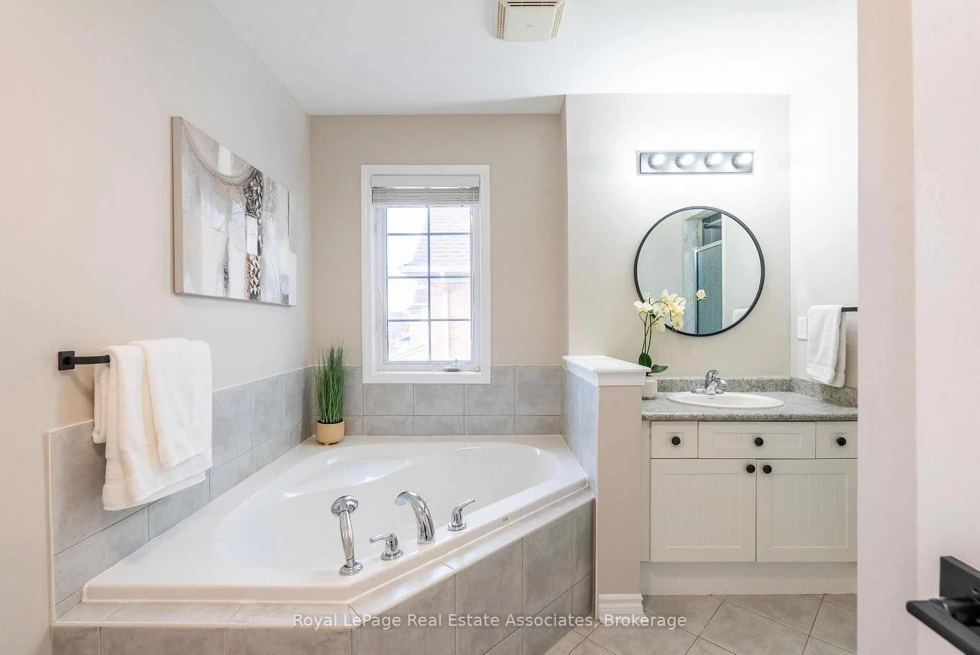 Photo 23 of 46 Dehaviland Crescent, Brampton, Credit Valley — HOMEH