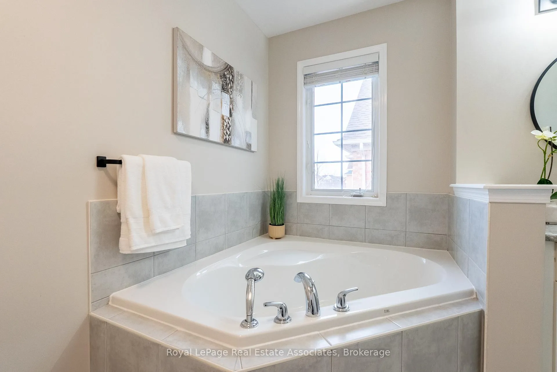Photo 24 of 46 Dehaviland Crescent, Brampton, Credit Valley — HOMEH