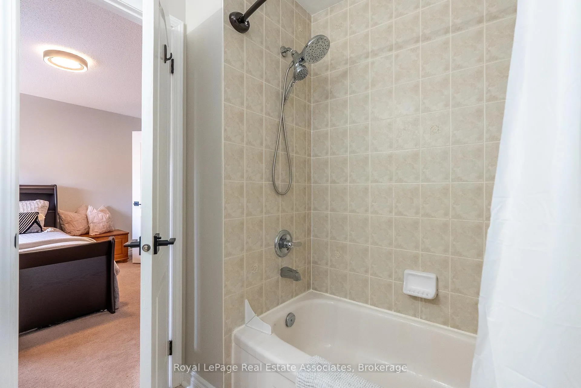 Photo 30 of 46 Dehaviland Crescent, Brampton, Credit Valley — HOMEH