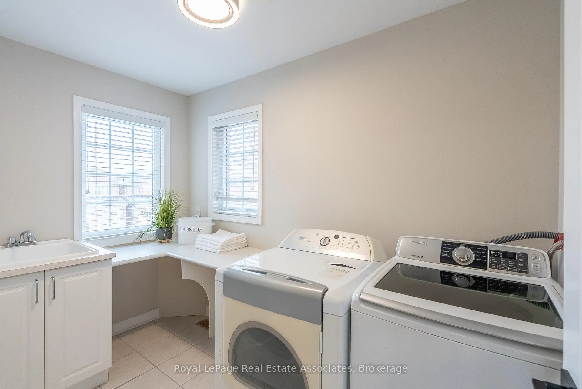 Photo 33 of 46 Dehaviland Crescent, Brampton, Credit Valley — HOMEH