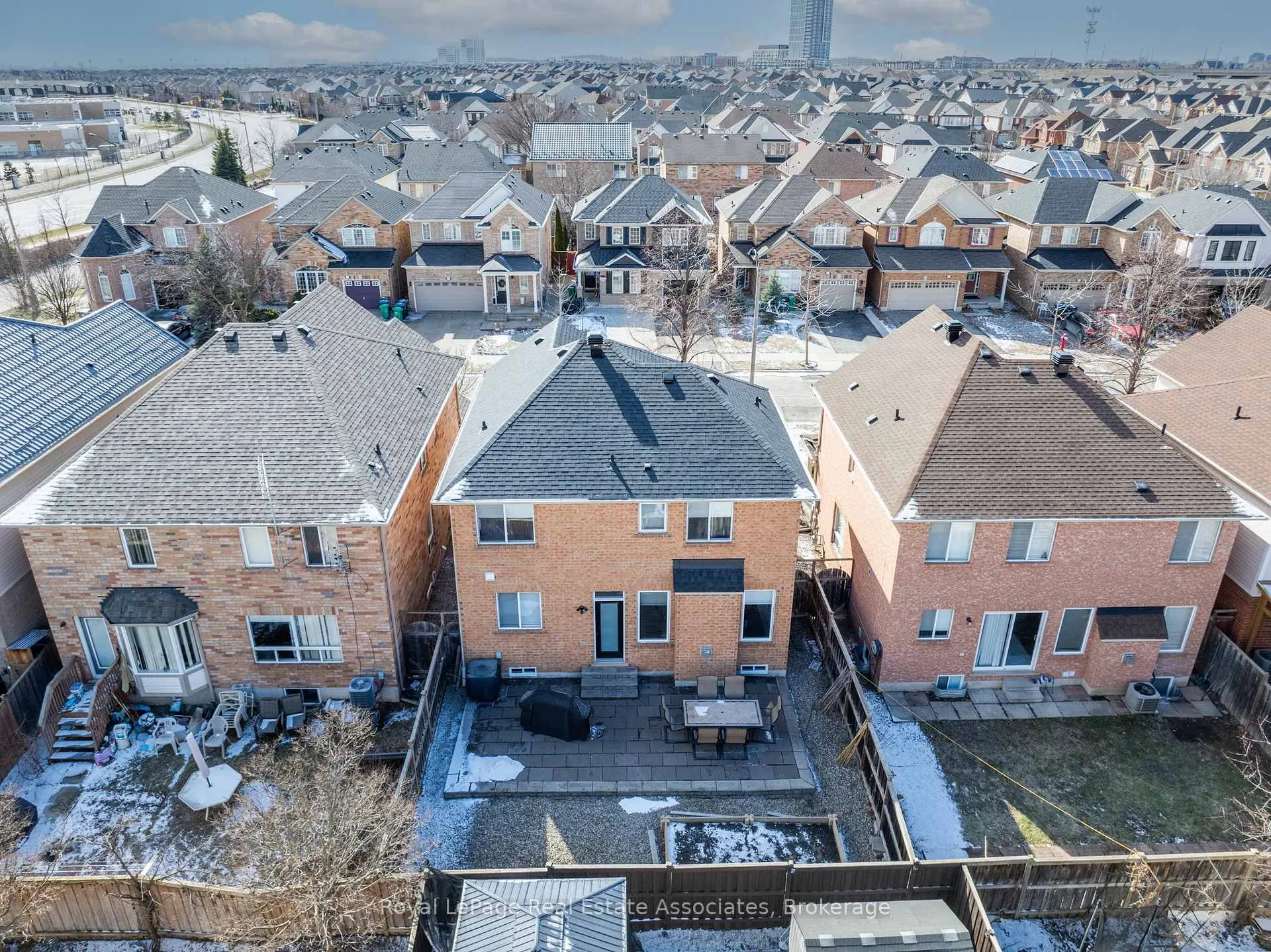 Photo 38 of 46 Dehaviland Crescent, Brampton, Credit Valley — HOMEH
