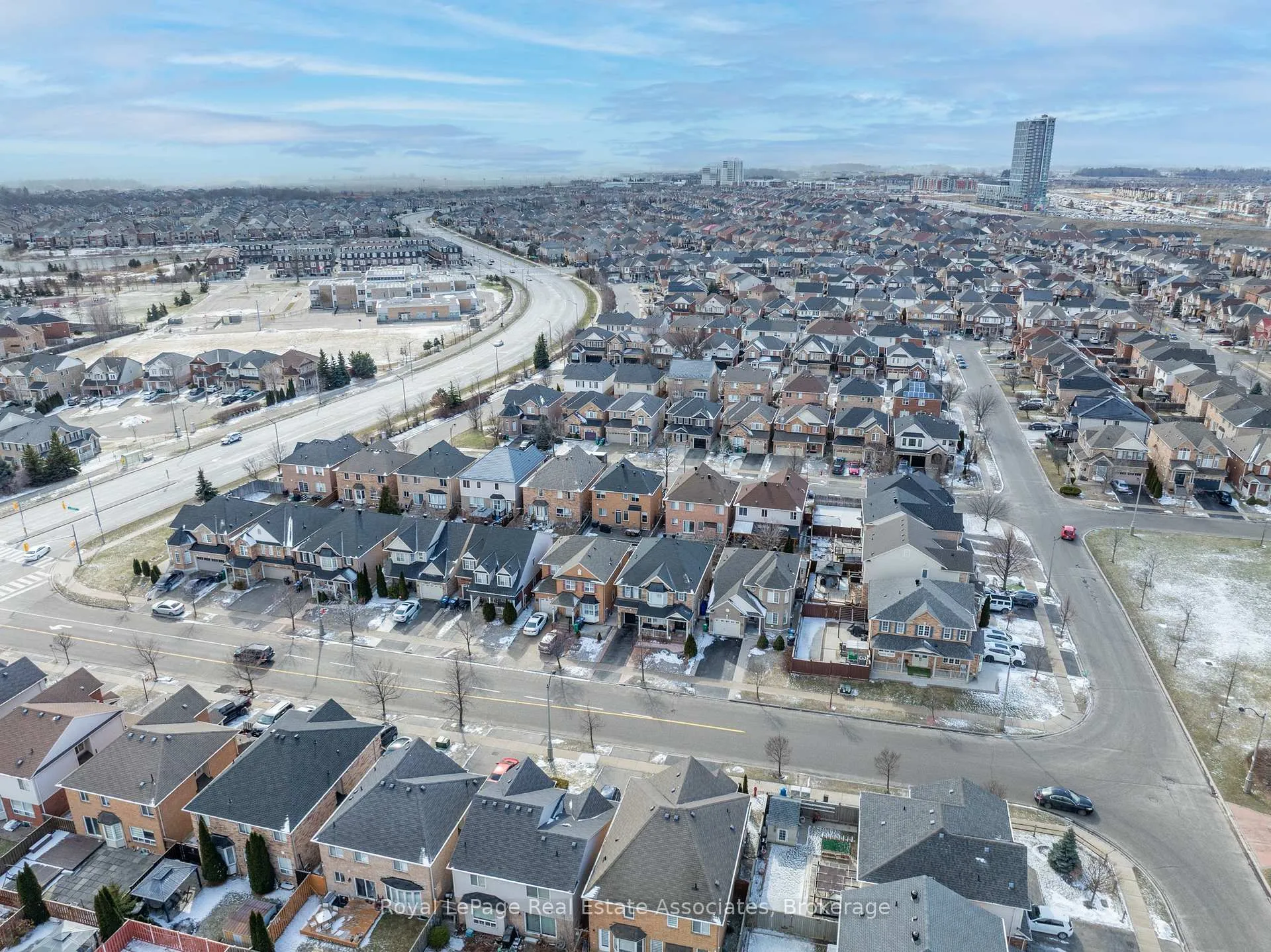 Photo 41 of 46 Dehaviland Crescent, Brampton, Credit Valley — HOMEH