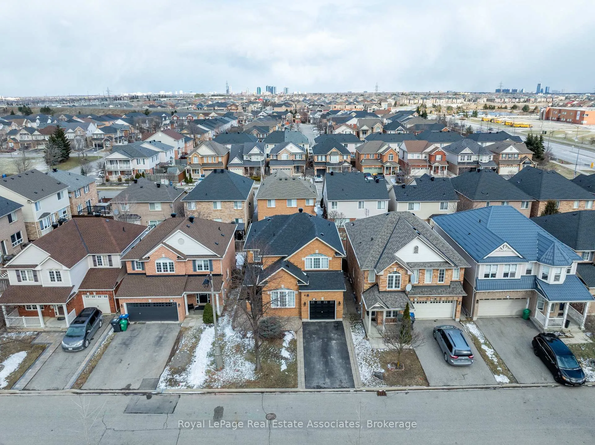 Photo 42 of 46 Dehaviland Crescent, Brampton, Credit Valley — HOMEH