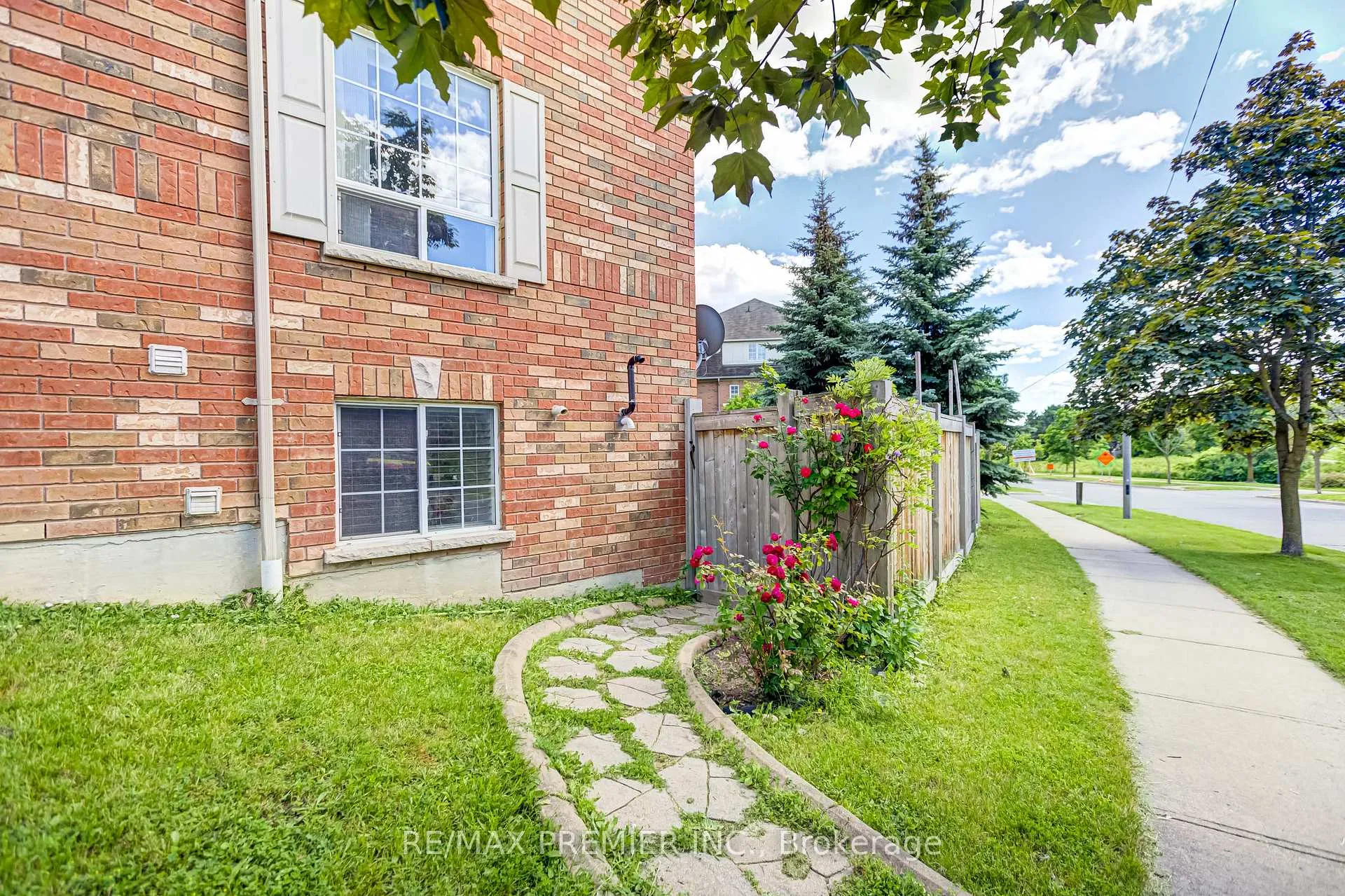 Photo 8 of 149 Ducatel Crescent, Ajax, Central — HOMEH