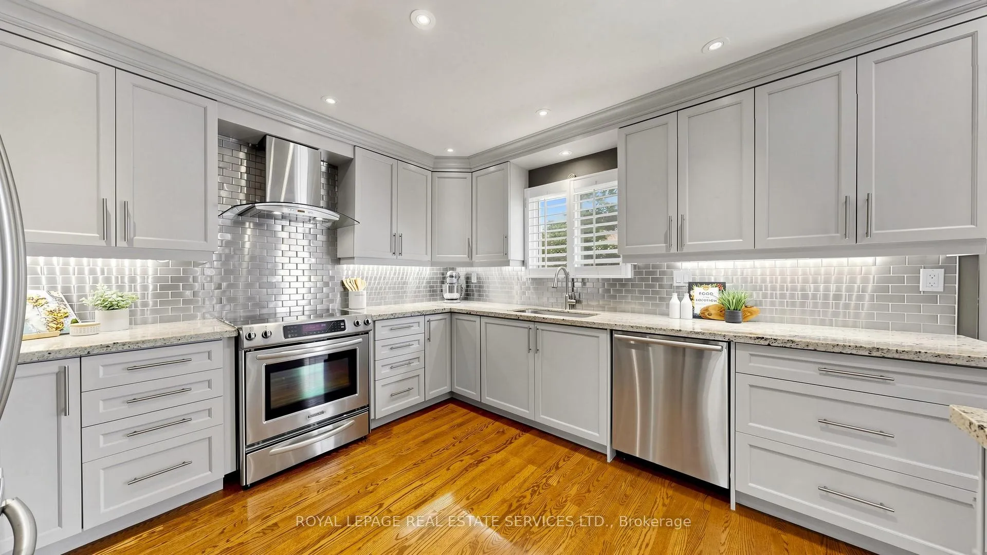 Photo 10 of 15 Maxwell Court, Vaughan, Uplands — HOMEH
