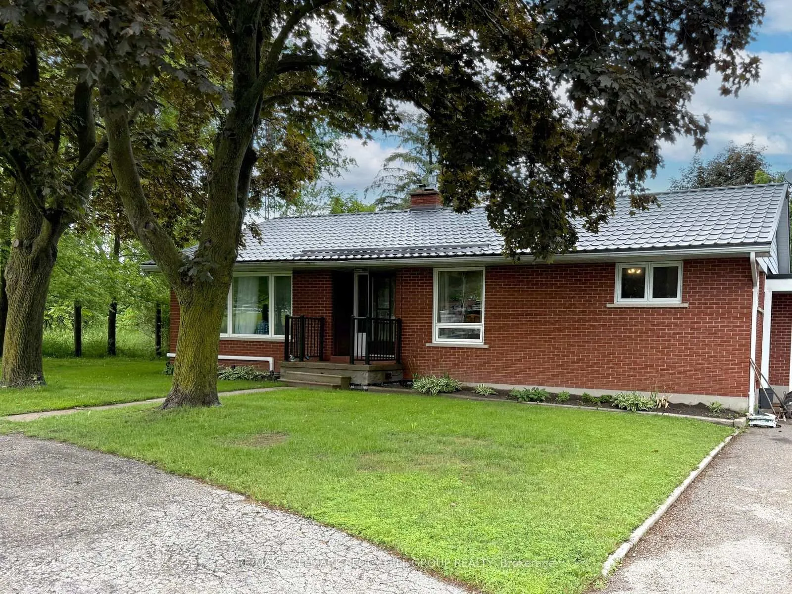 Front of Unit Upper, 1043 Penetanguishene Road