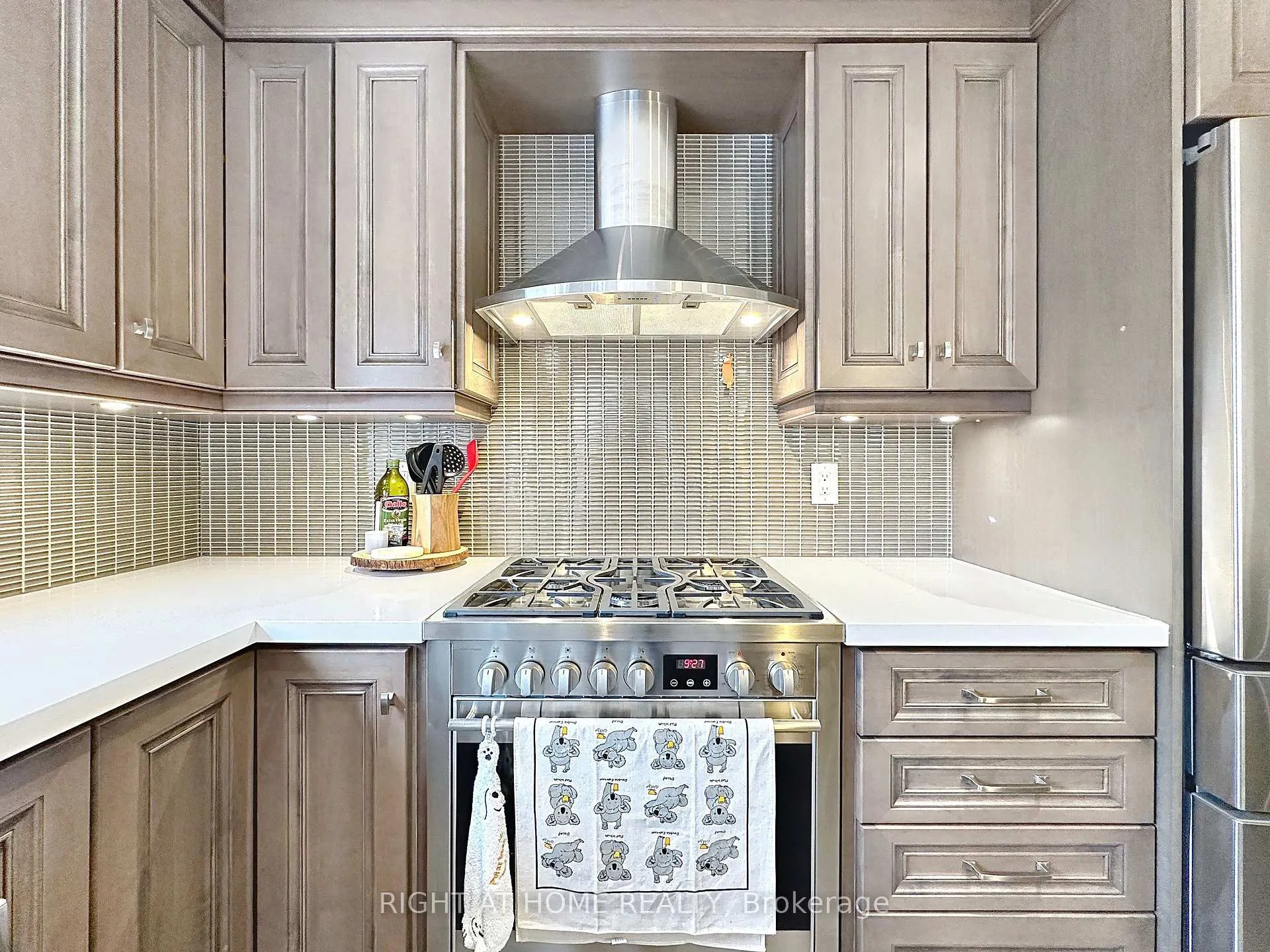 Photo 6 of 2547 Gill Crescent, Oakville, River Oaks — HOMEH