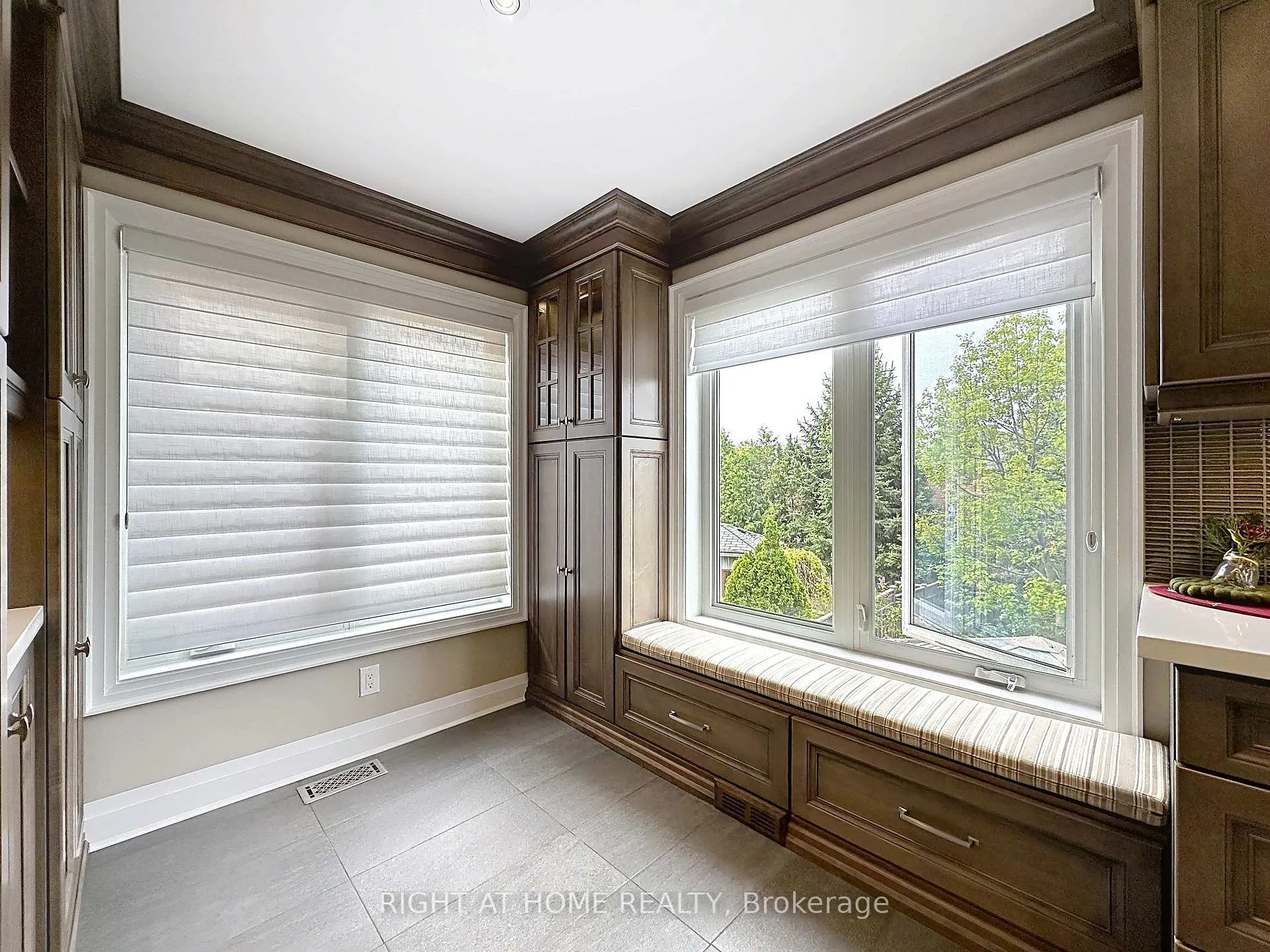 Photo 11 of 2547 Gill Crescent, Oakville, River Oaks — HOMEH