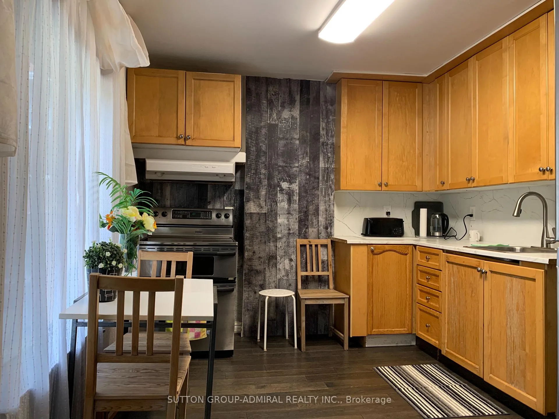 Photo 3 of 49 Arcadian Circle, Etobicoke, Long Branch — HOMEH