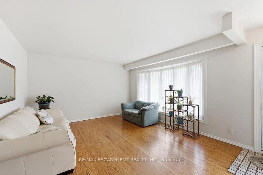 Photo 4 of 41 Oriole Crescent, Grimsby, Grimsby West — HOMEH