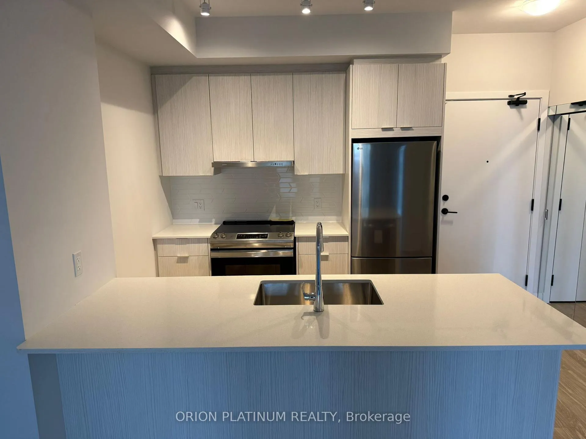 Photo 4 of Unit 904, 430 Square One Drive, Mississauga, City Centre — HOMEH