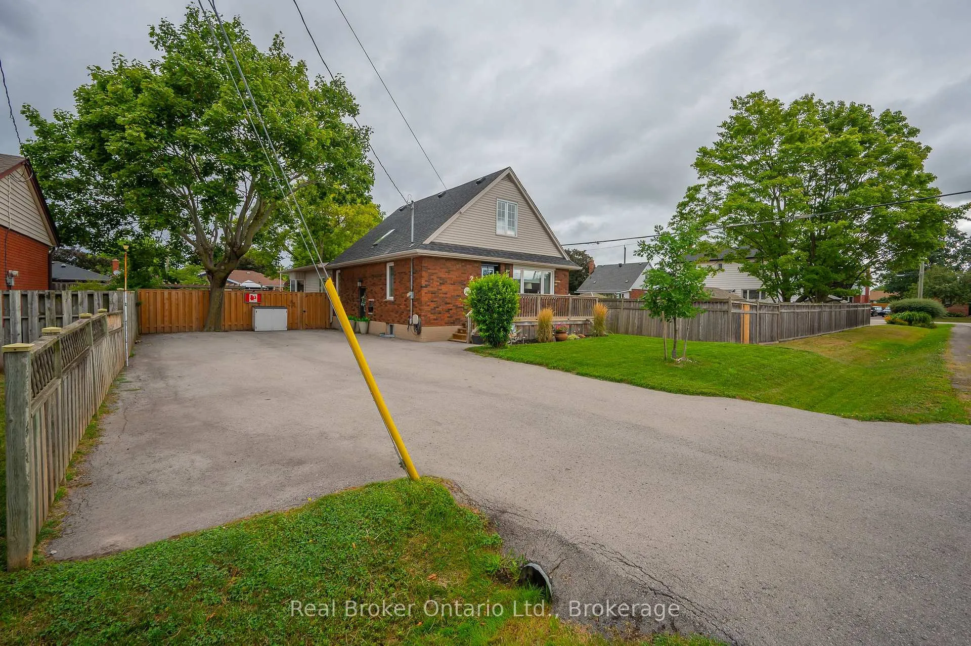 Photo 4 of 2 Cherry Avenue, Grimsby, Grimsby Beach — HOMEH