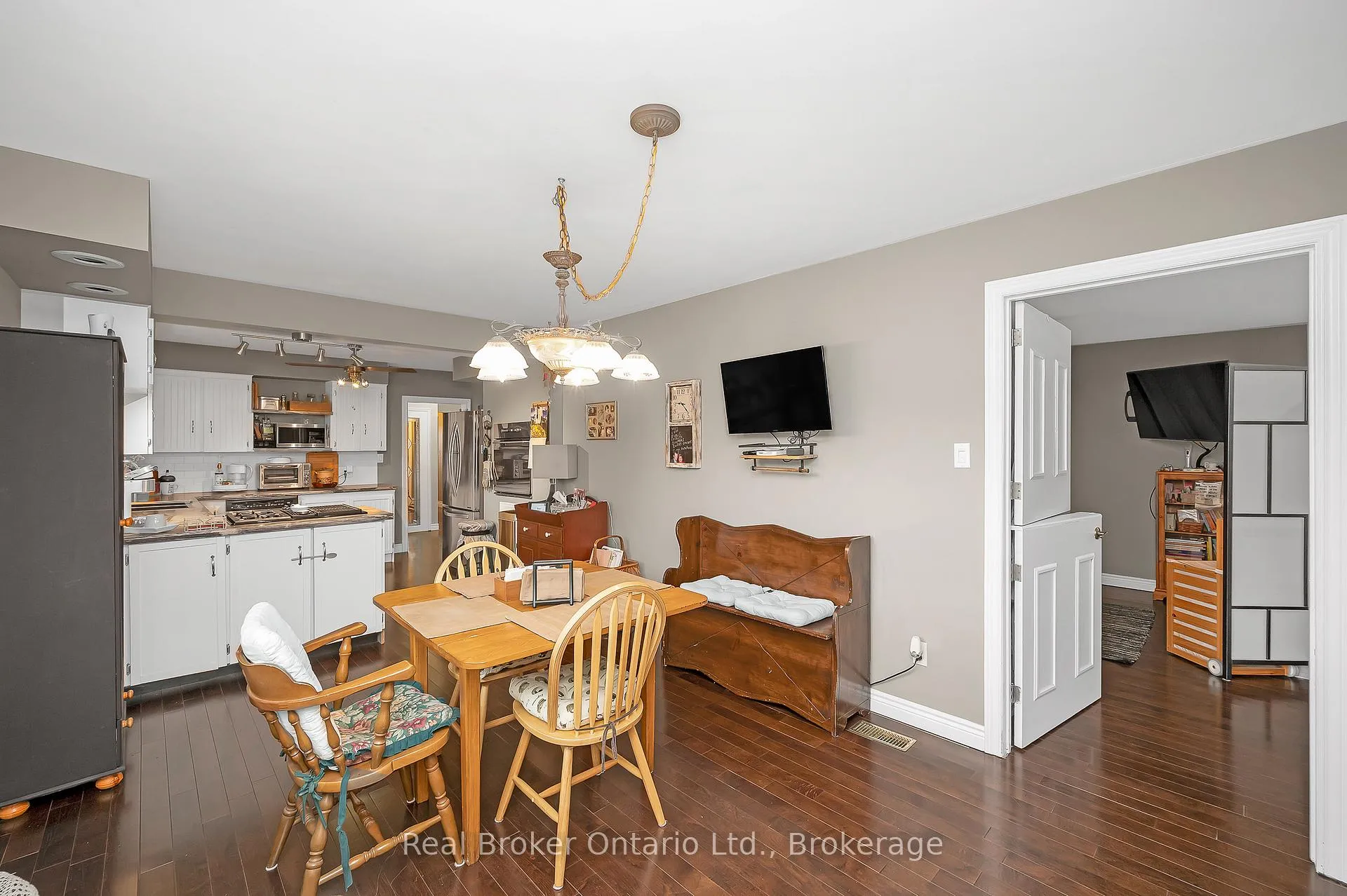 Photo 22 of 2 Cherry Avenue, Grimsby, Grimsby Beach — HOMEH
