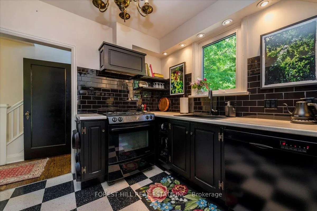Photo 7 of 131 Toronto Street, Barrie, Queen's Park — HOMEH