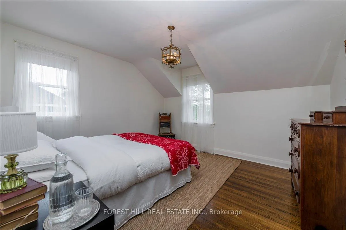 Photo 13 of 131 Toronto Street, Barrie, Queen's Park — HOMEH