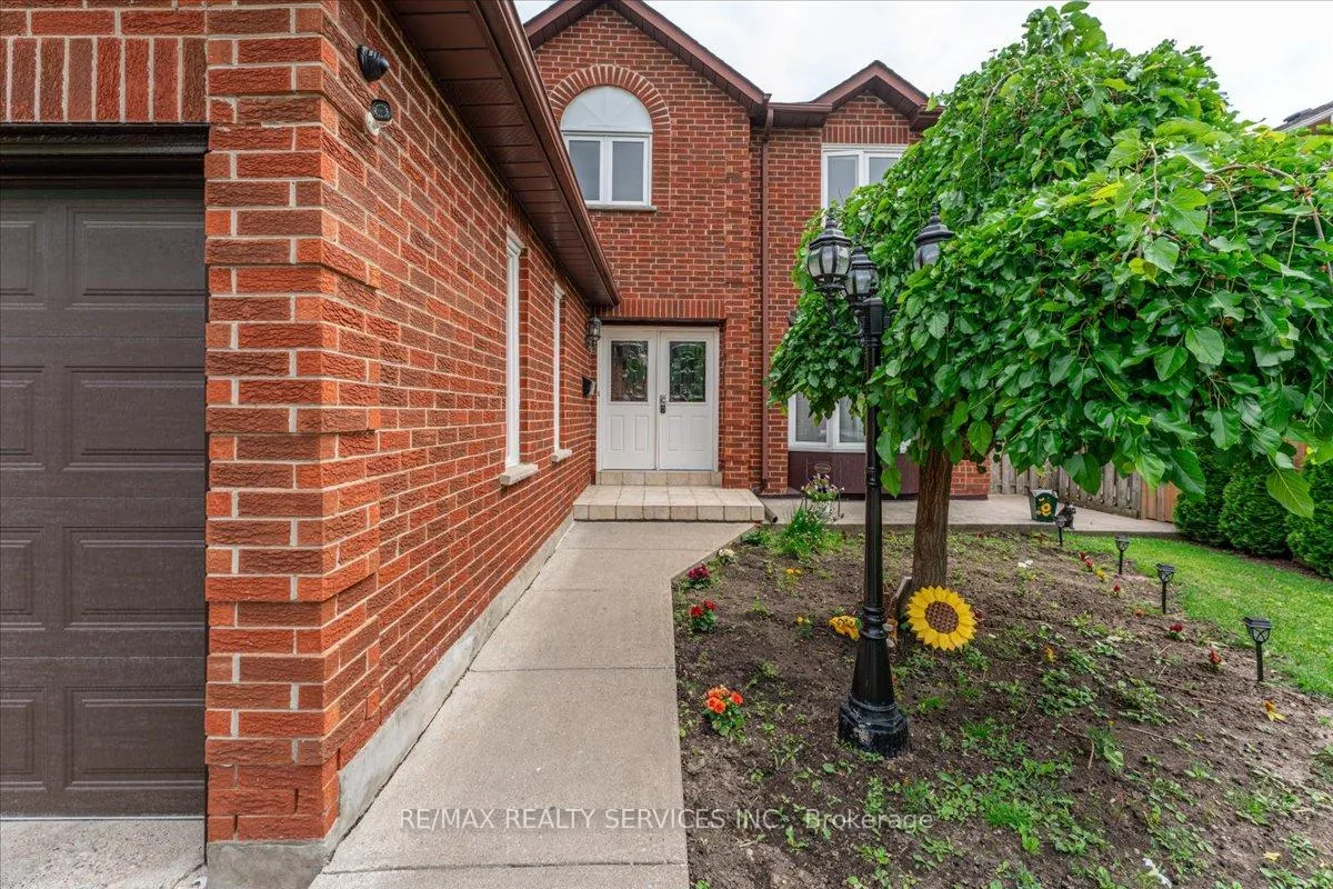 Photo 7 of 29 Brydon Crescent, Brampton, Northwood Park — HOMEH