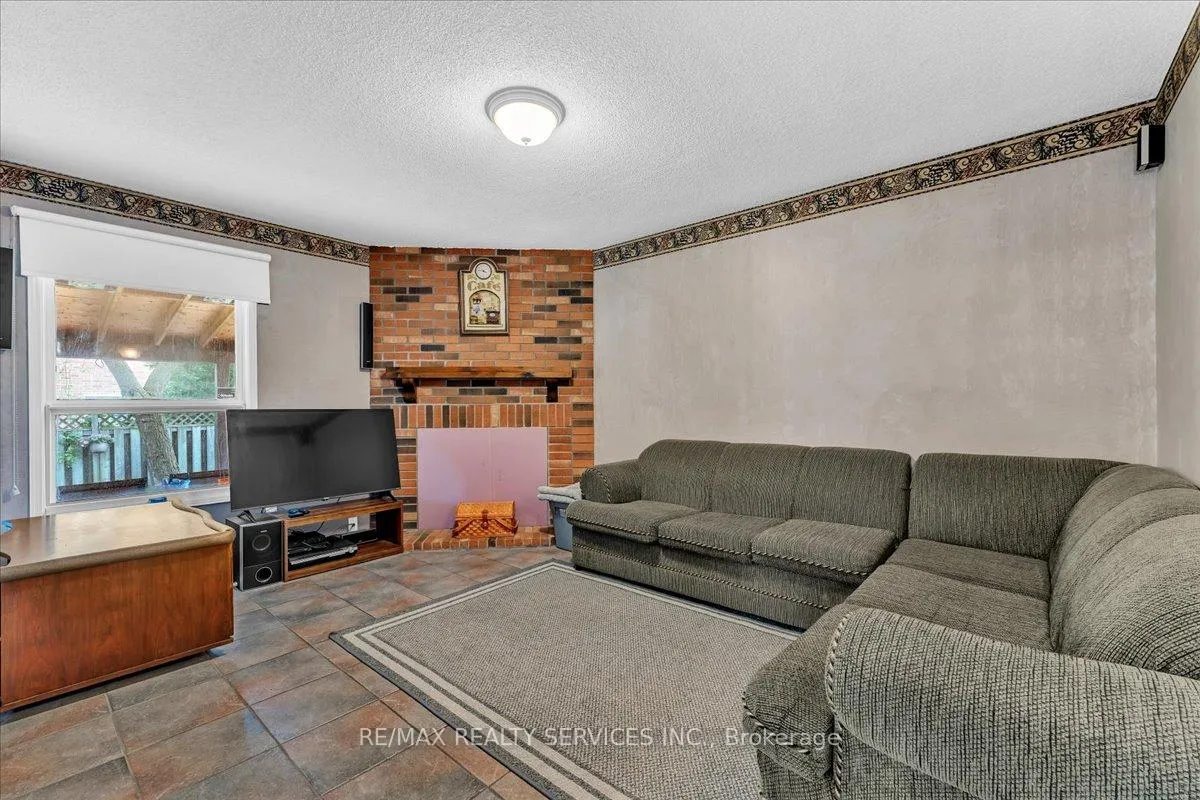 Photo 13 of 29 Brydon Crescent, Brampton, Northwood Park — HOMEH