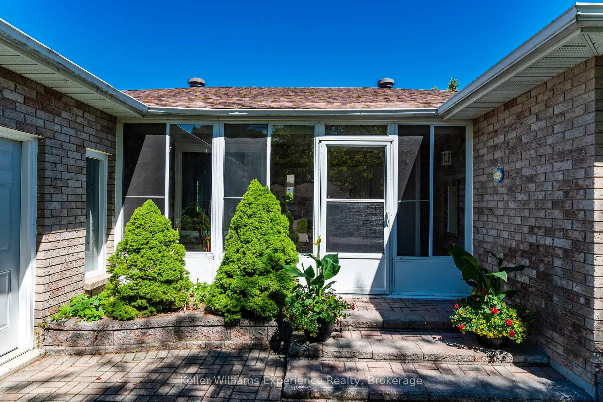 Photo 3 of 922 Playfair Road, Midland — HOMEH